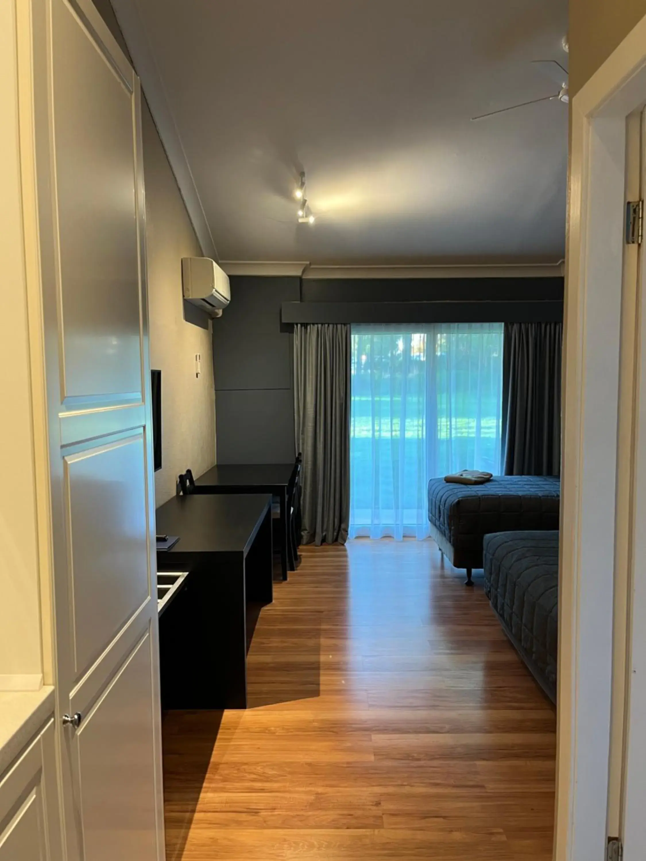 Standard Twin Room in Airlie House Motor Inn Standard Twin Room in Airlie House Motor Inn