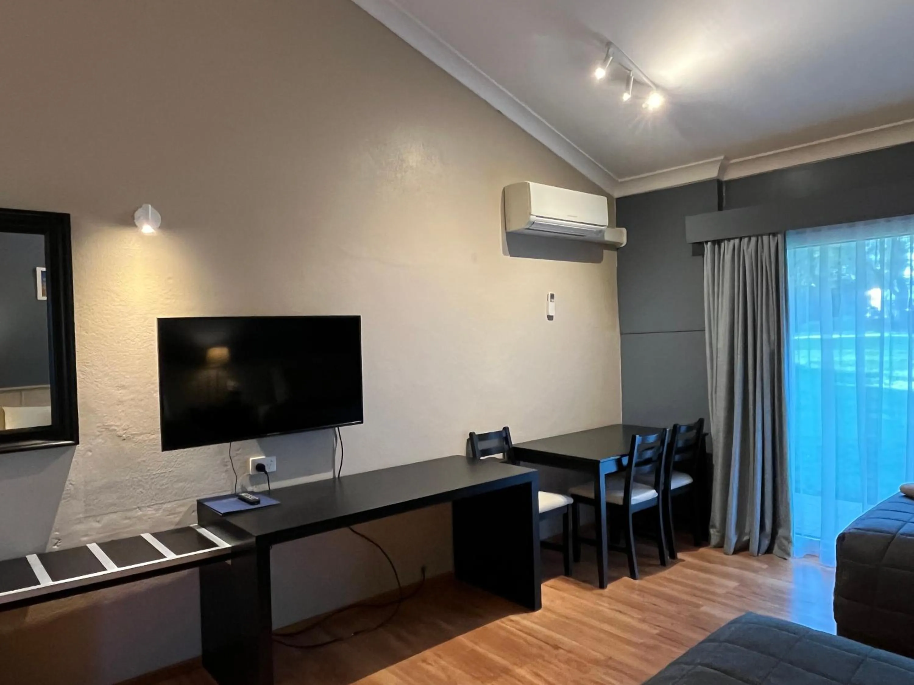 Bedroom in Airlie House Motor Inn