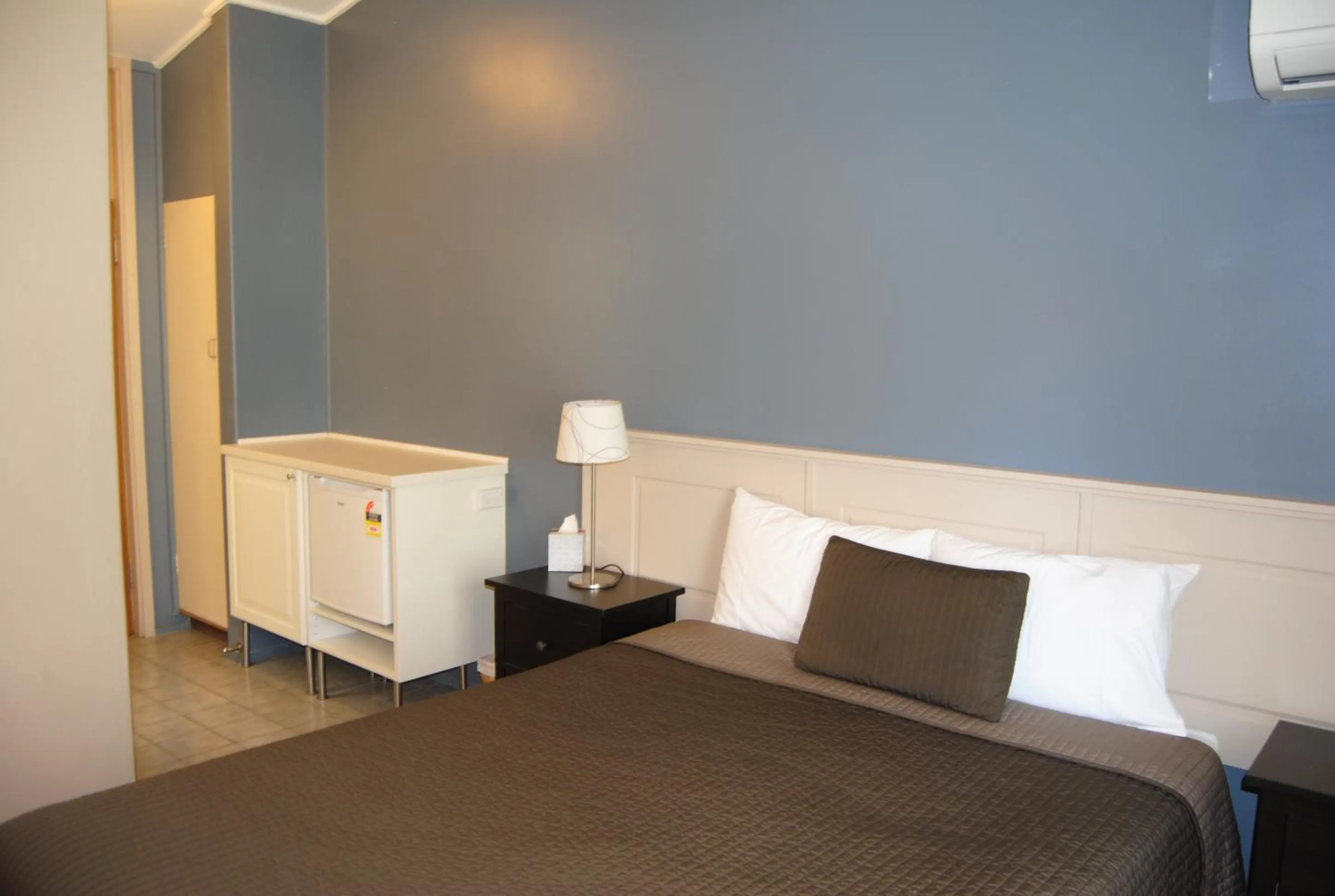 Photo of the whole room, Bed in Airlie House Motor Inn