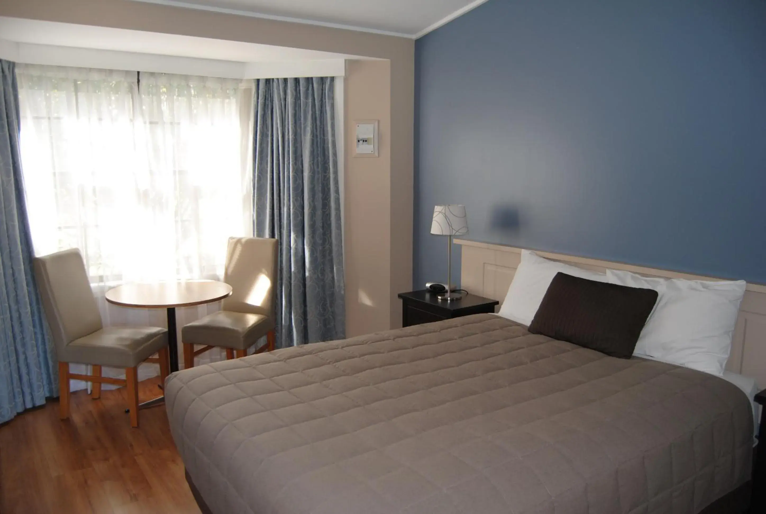 Standard Queen Room in Airlie House Motor Inn Standard Queen Room in Airlie House Motor Inn