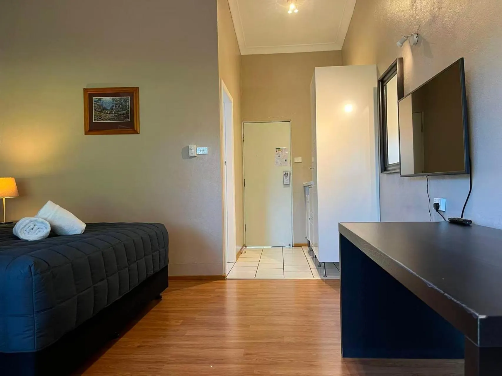 Bed in Airlie House Motor Inn