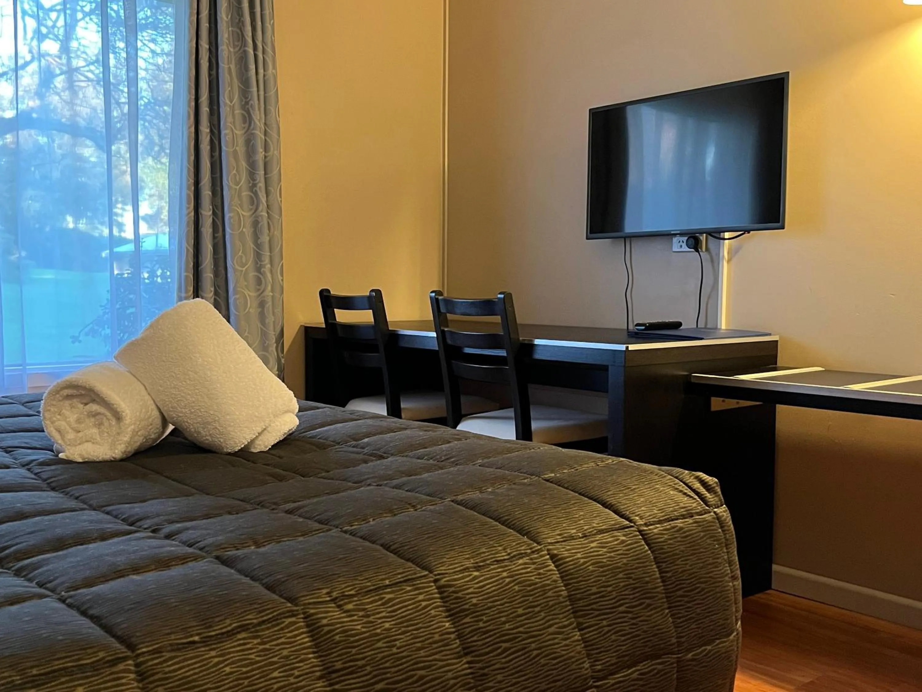 Bed in Airlie House Motor Inn