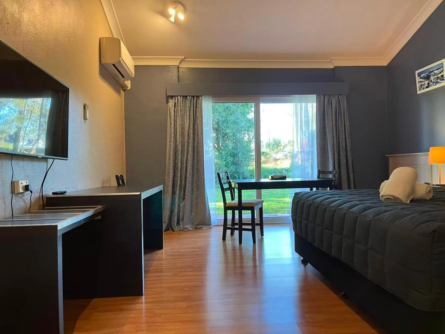 Bed in Airlie House Motor Inn