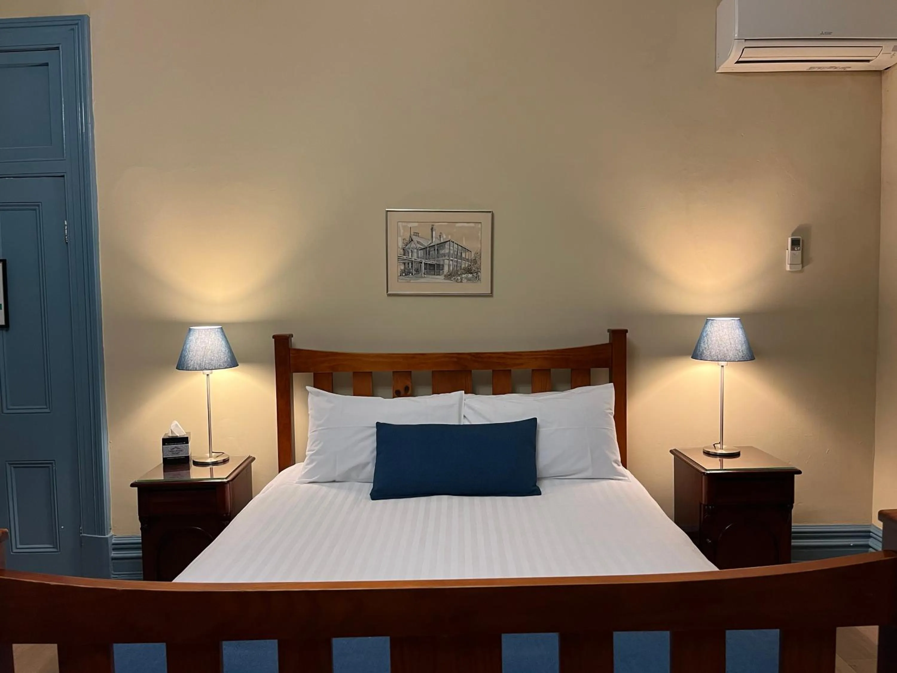 Bedroom, Bed in Airlie House Motor Inn