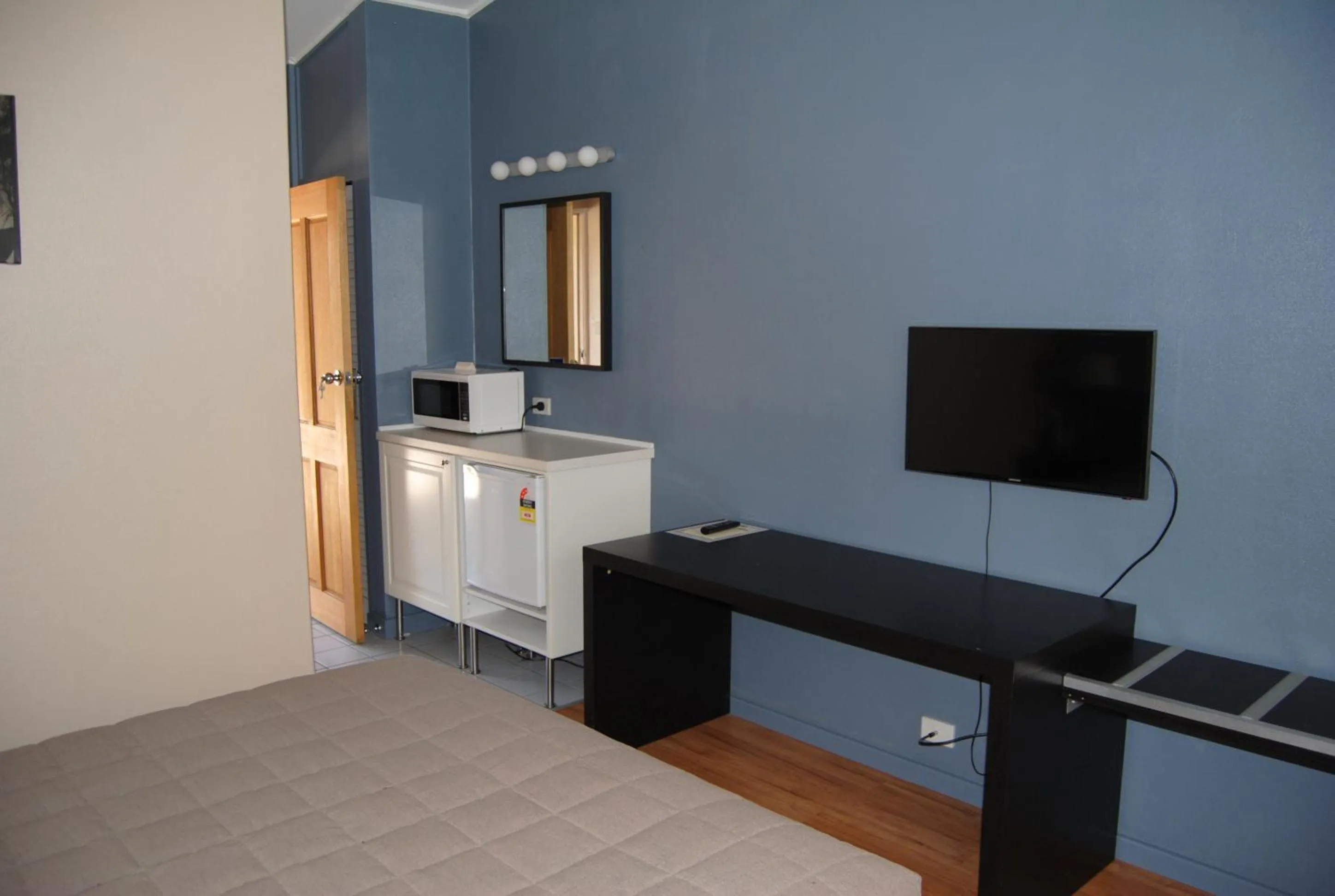 TV and multimedia in Airlie House Motor Inn