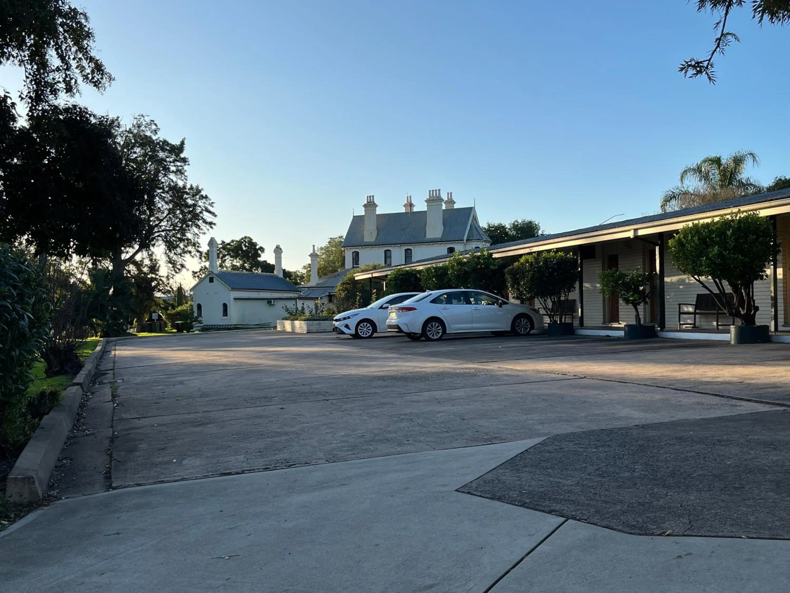 Property building in Airlie House Motor Inn