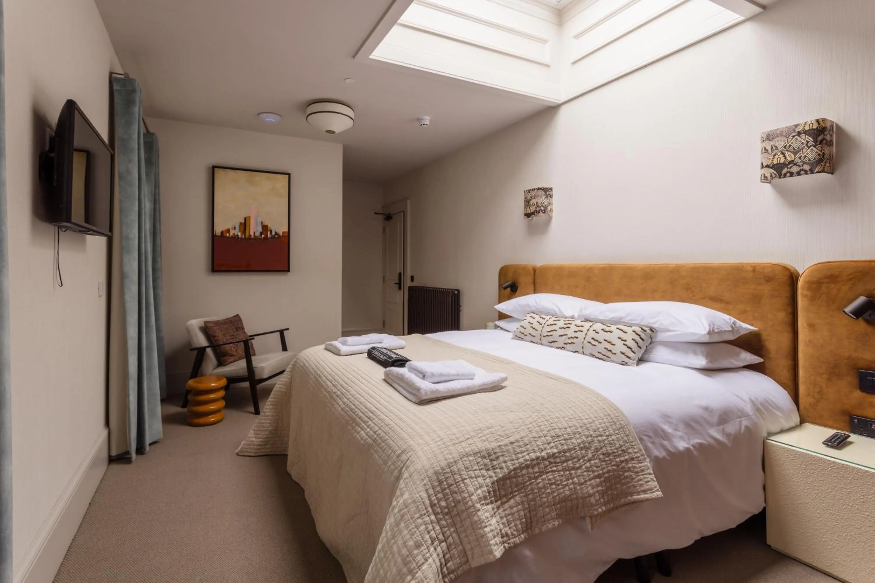 Superior Queen Room- Victoria in 3 John's Place Townhouse