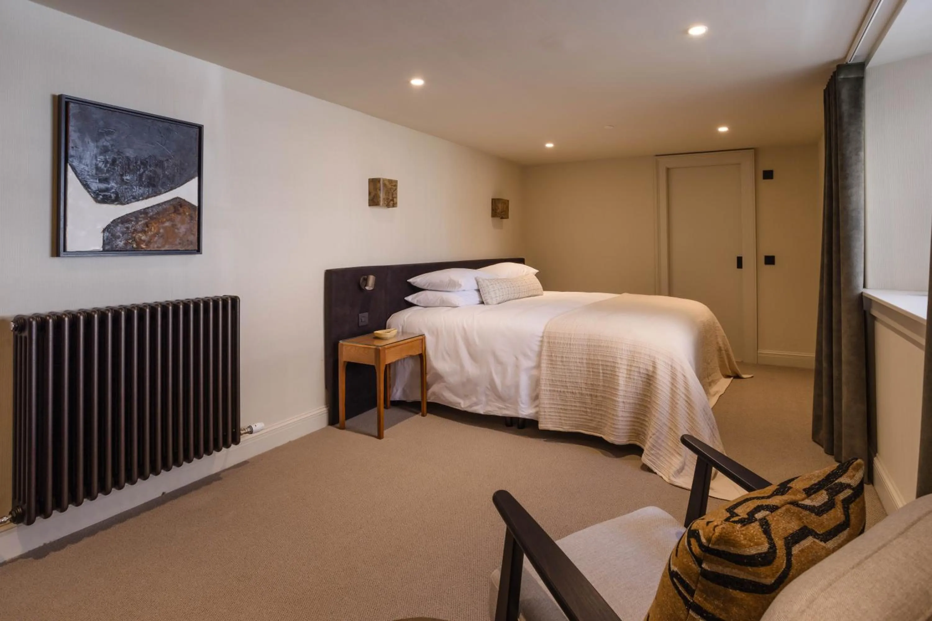 Deluxe King Room- Ropemaker in 3 John's Place Townhouse