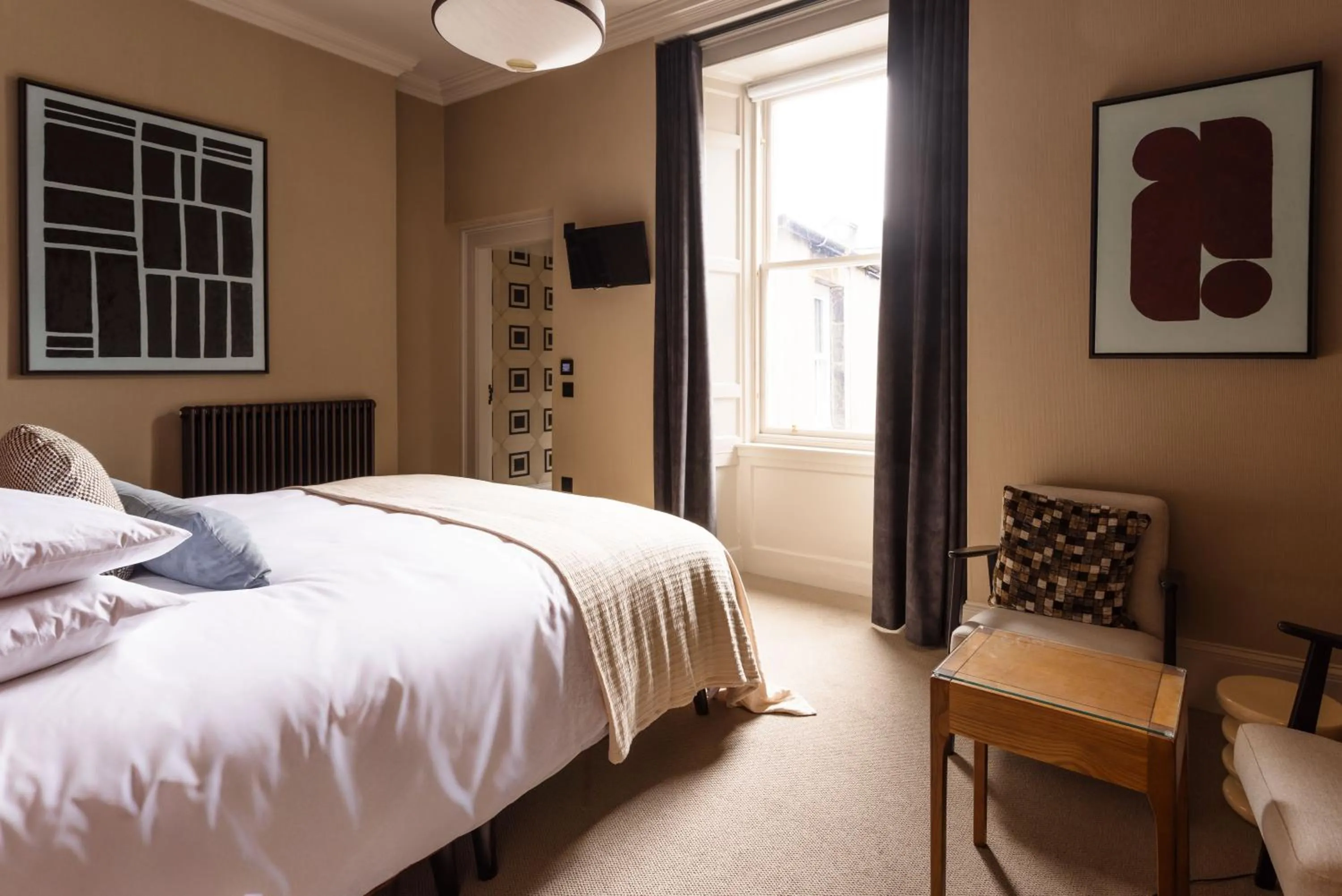 Superior King Room- Queen Charlotte in 3 John's Place Townhouse