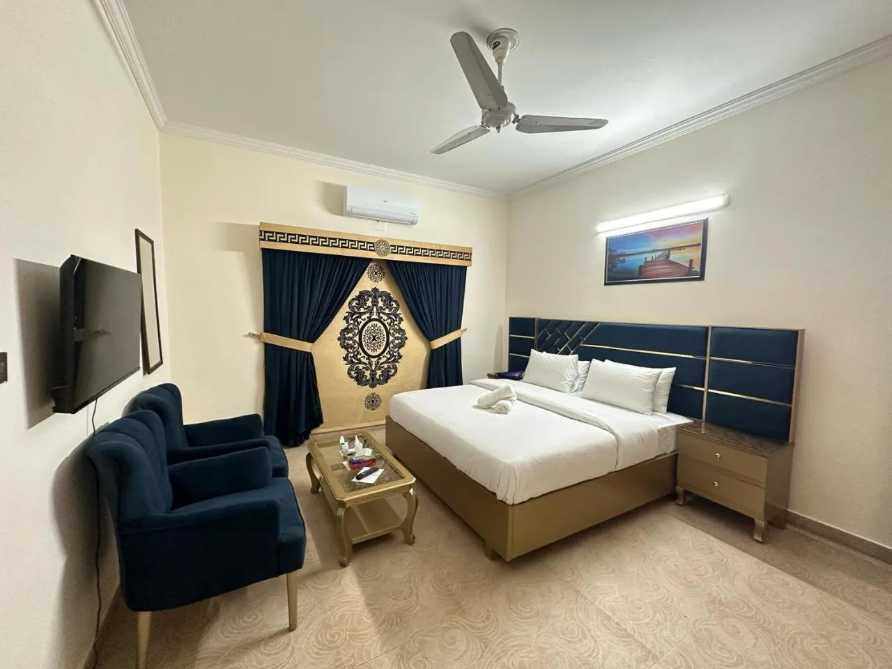 Communal lounge/ TV room in Travis Executive Guest House Islamabad
