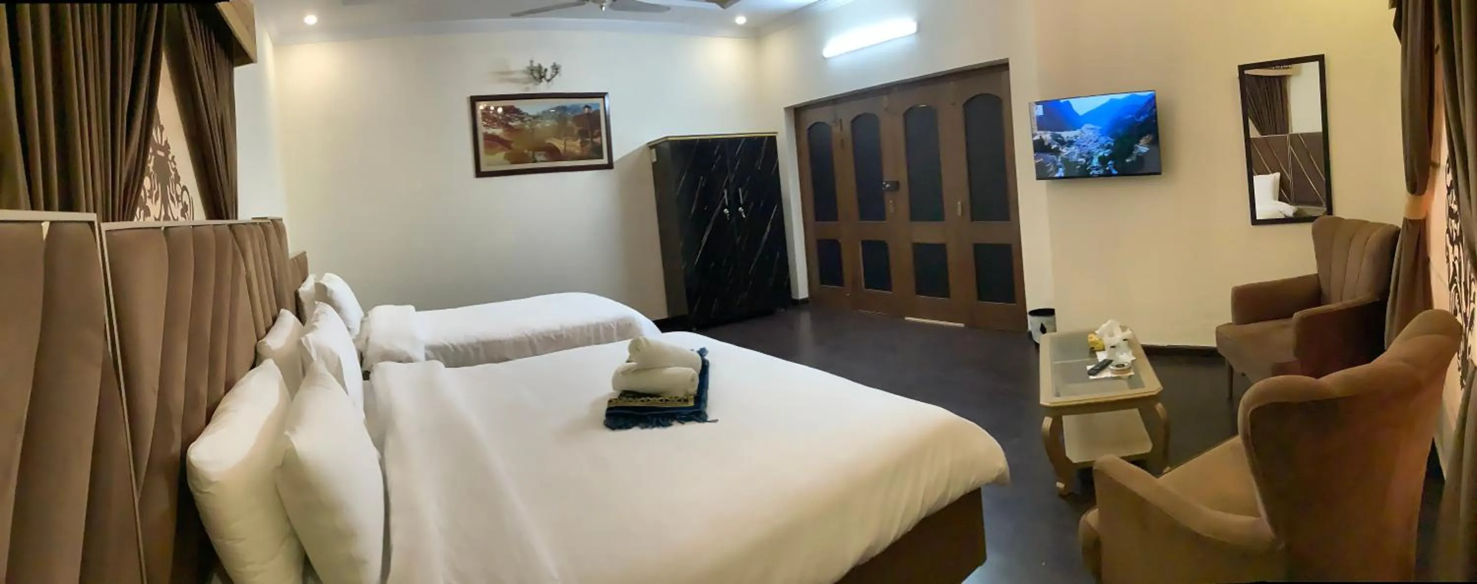 Bed in Travis Executive Guest House Islamabad
