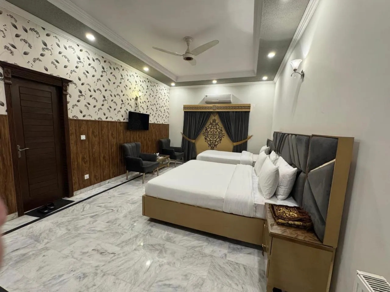 Bed in Travis Executive Guest House Islamabad