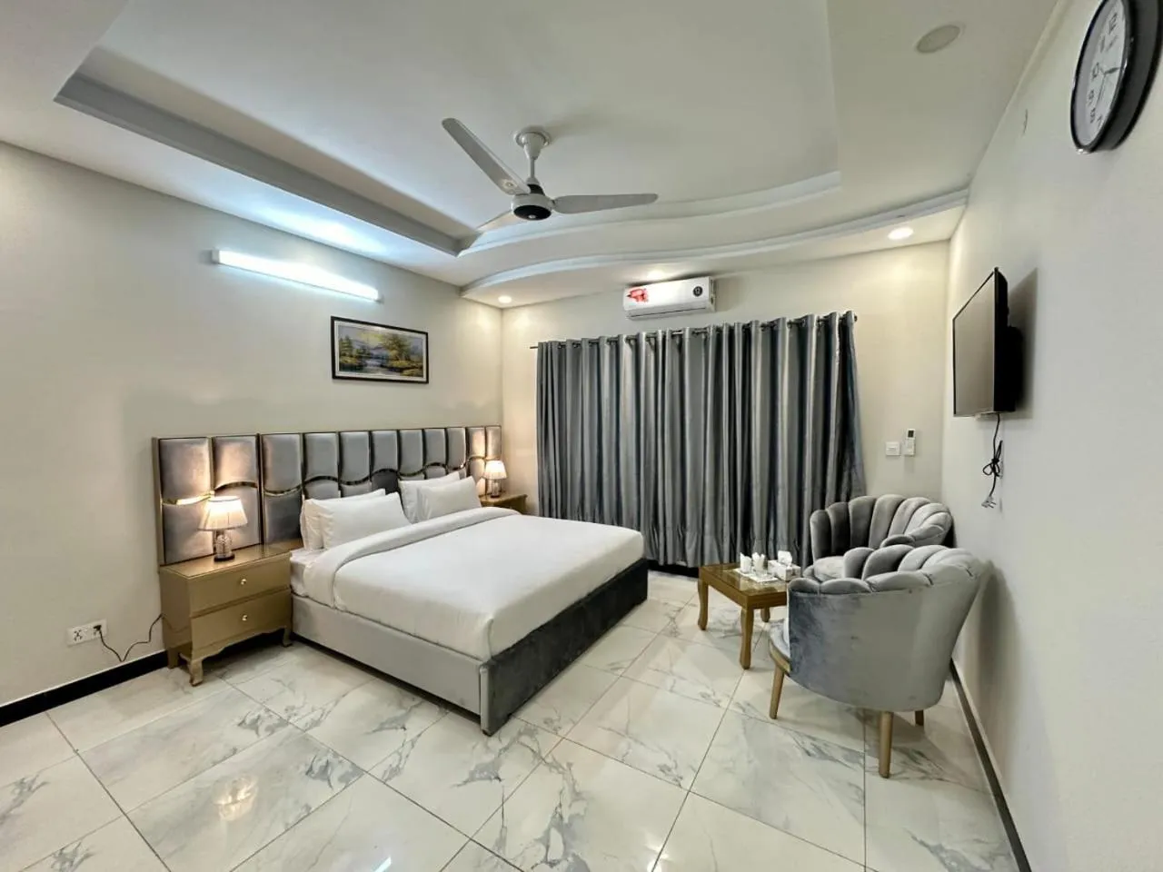 Bed in Travis Executive Guest House Islamabad