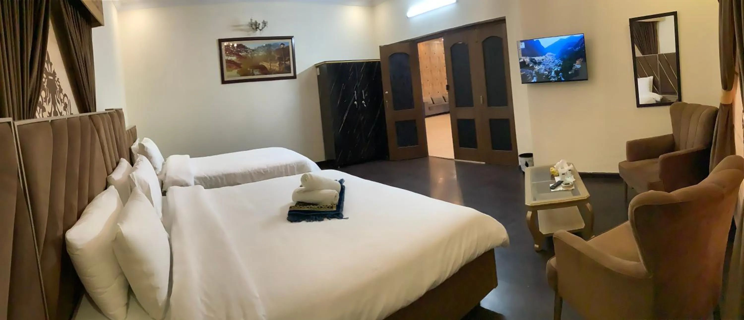 Communal lounge/ TV room in Travis Executive Guest House Islamabad