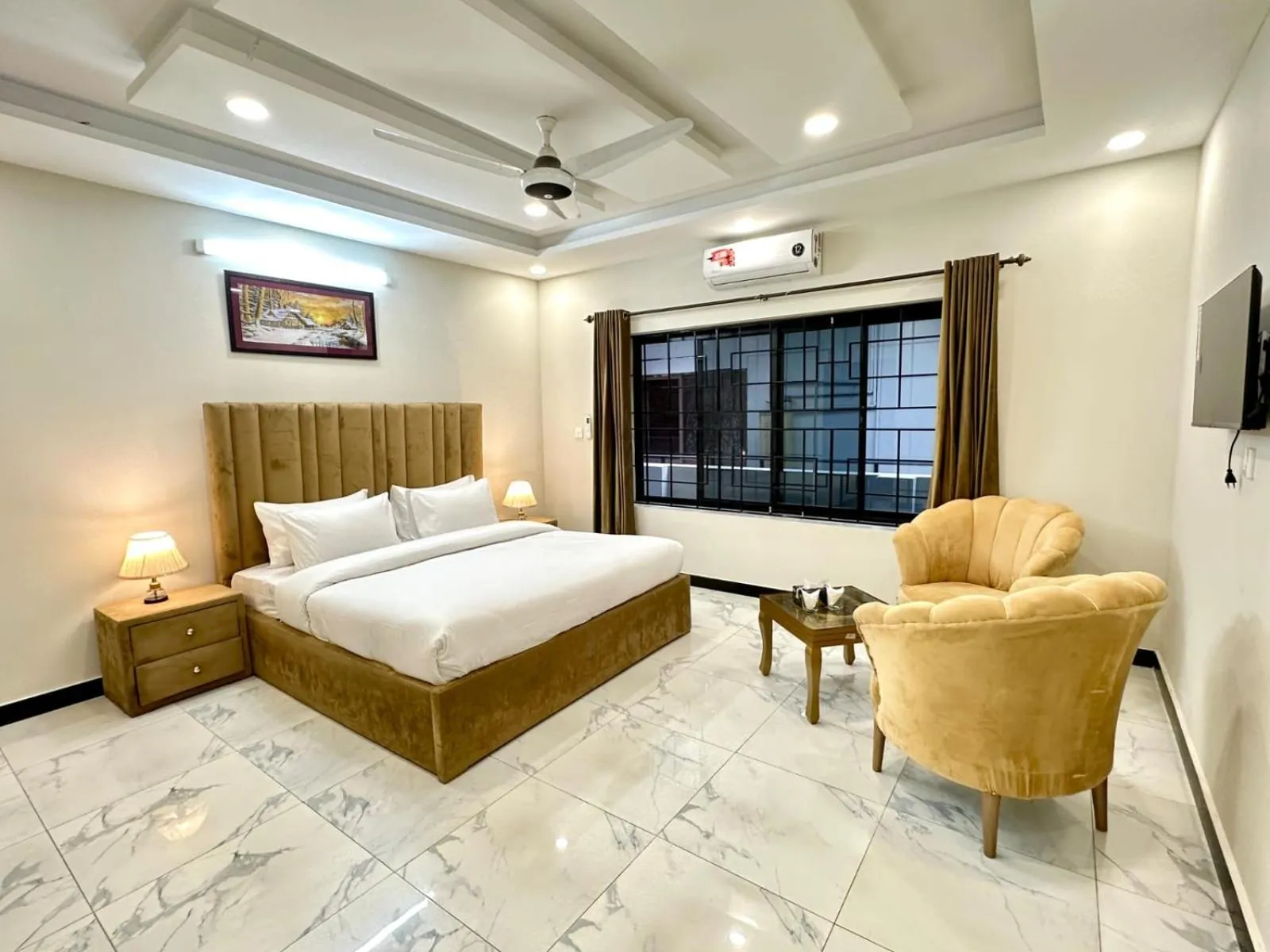 Bed in Travis Executive Guest House Islamabad