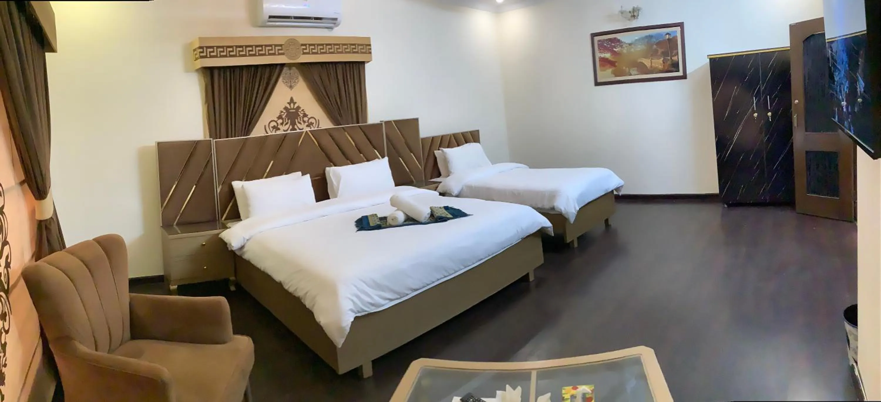 Bed in Travis Executive Guest House Islamabad