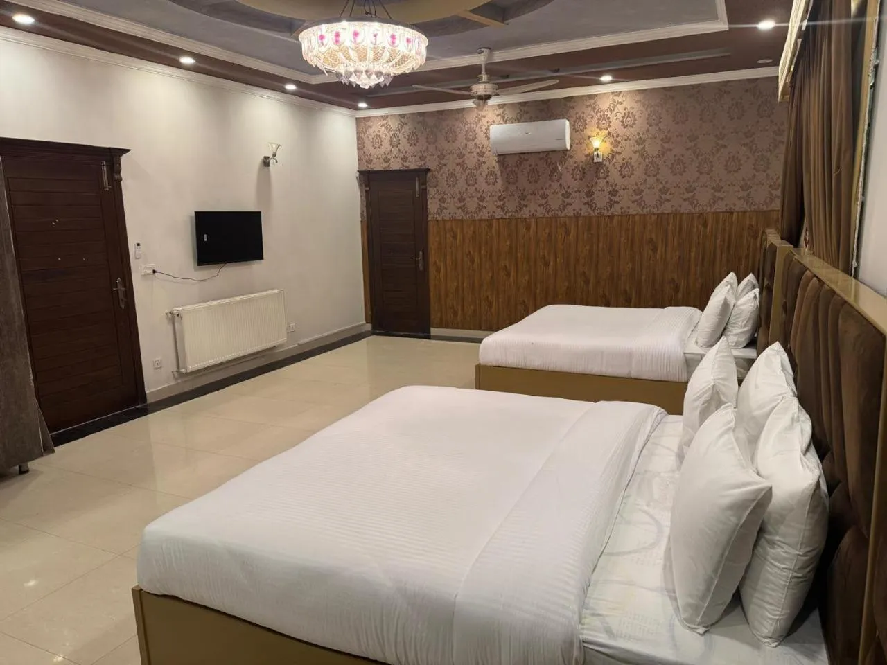 Communal lounge/ TV room in Travis Executive Guest House Islamabad