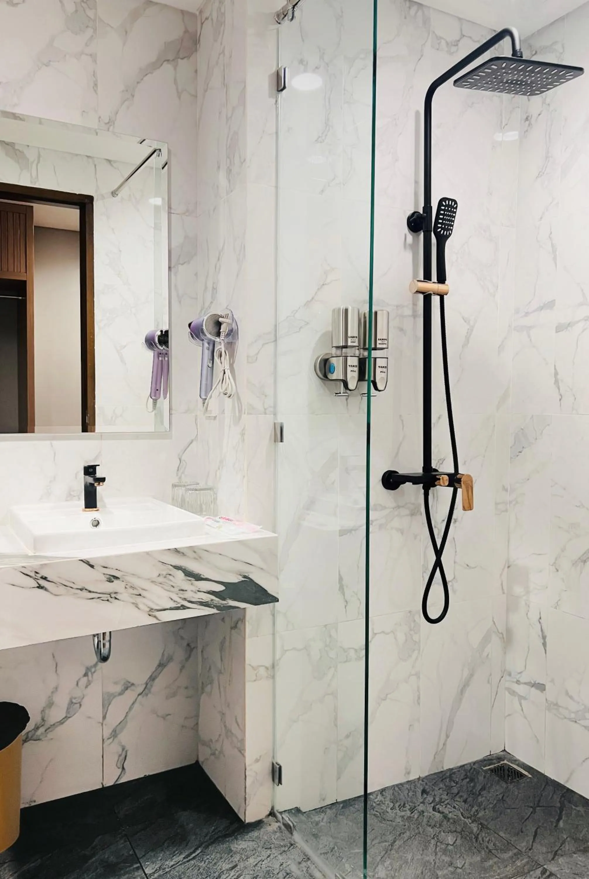 Shower in d'primahotel Airport Sultan Hasanuddin Makassar