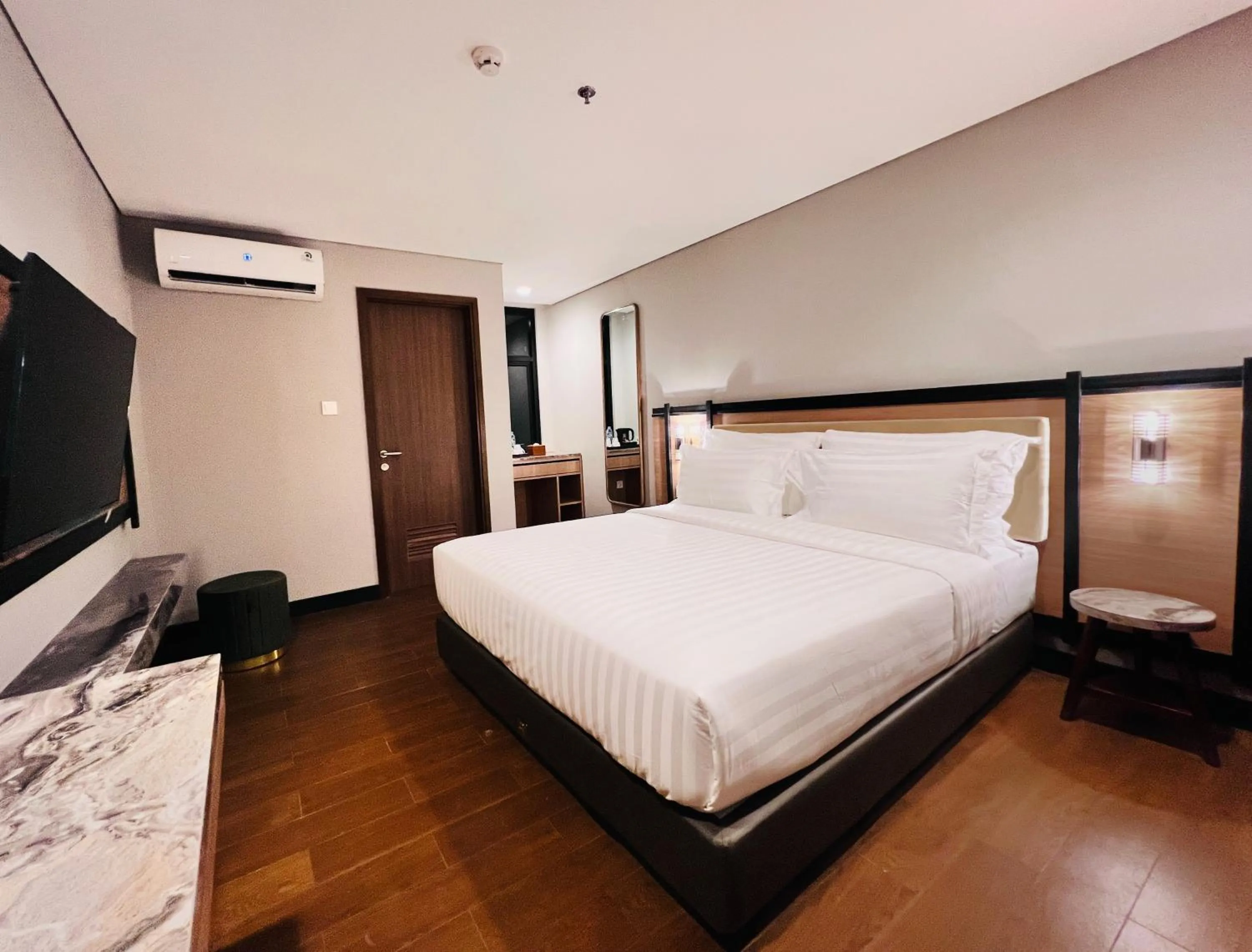 Bedroom, Bed in d'primahotel Airport Sultan Hasanuddin Makassar