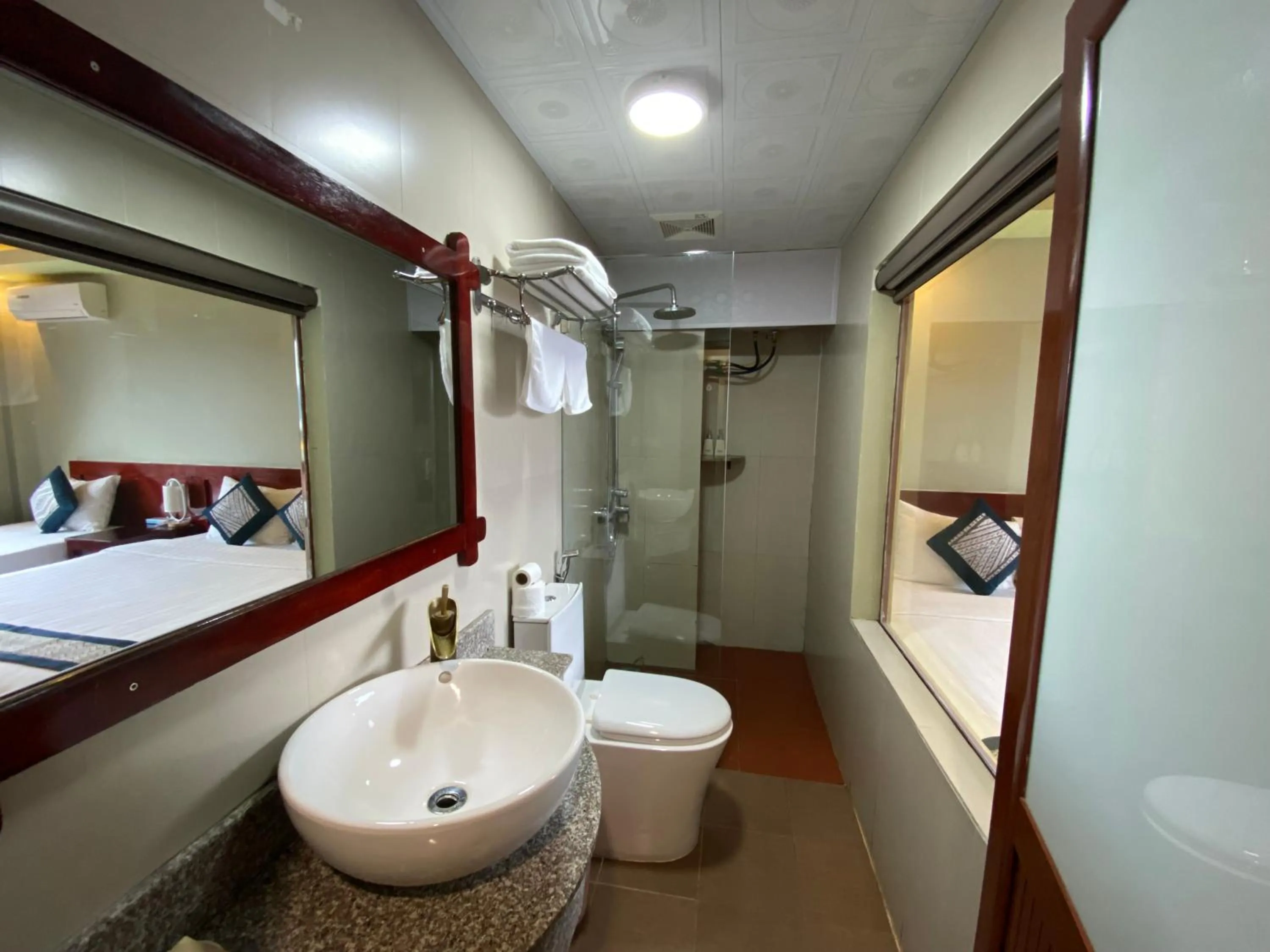 Shower, Bed in Botanic Sapa Hotel