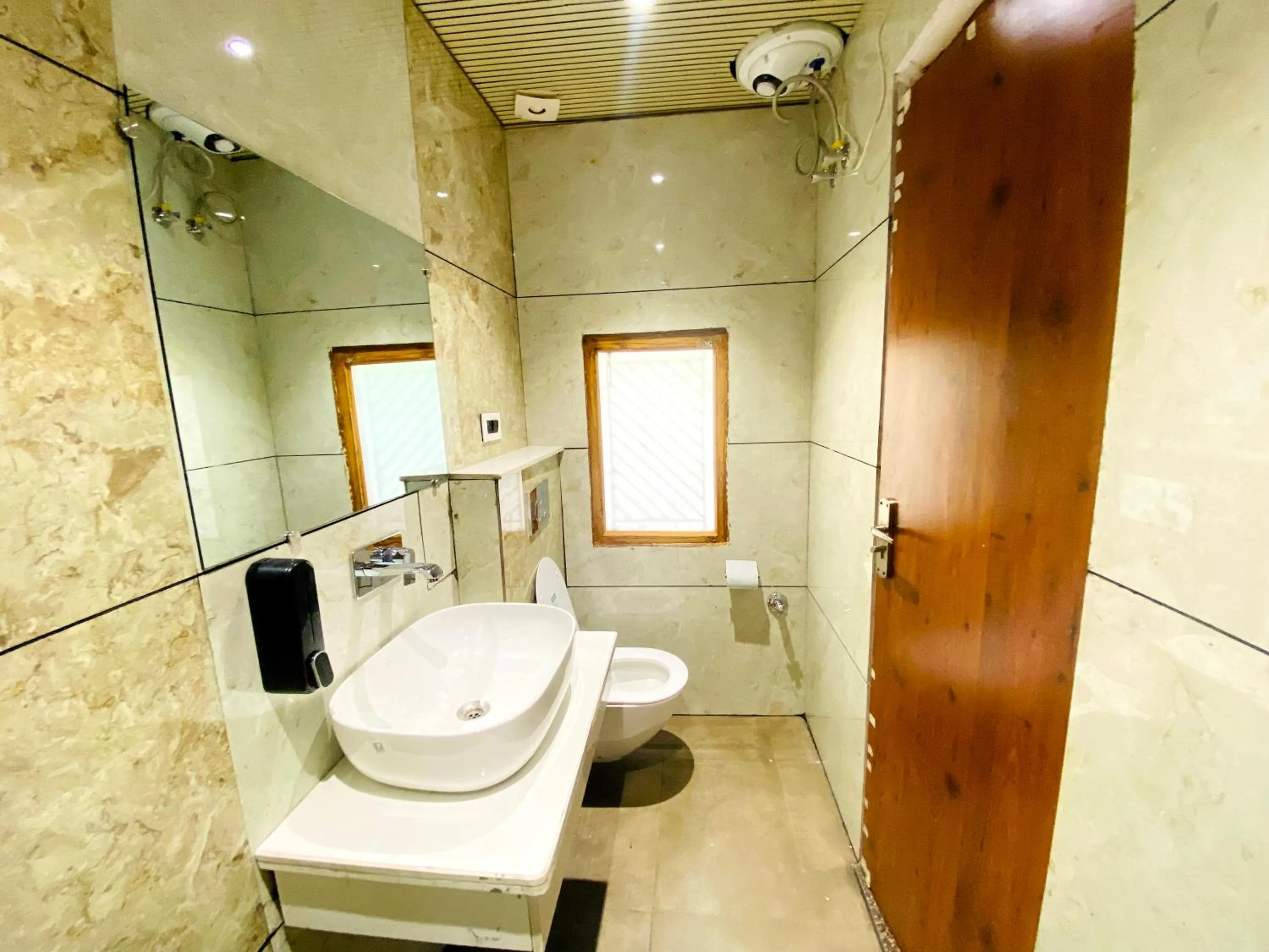 Shower in Sonu Guesthouse & Hostel, Rishikesh