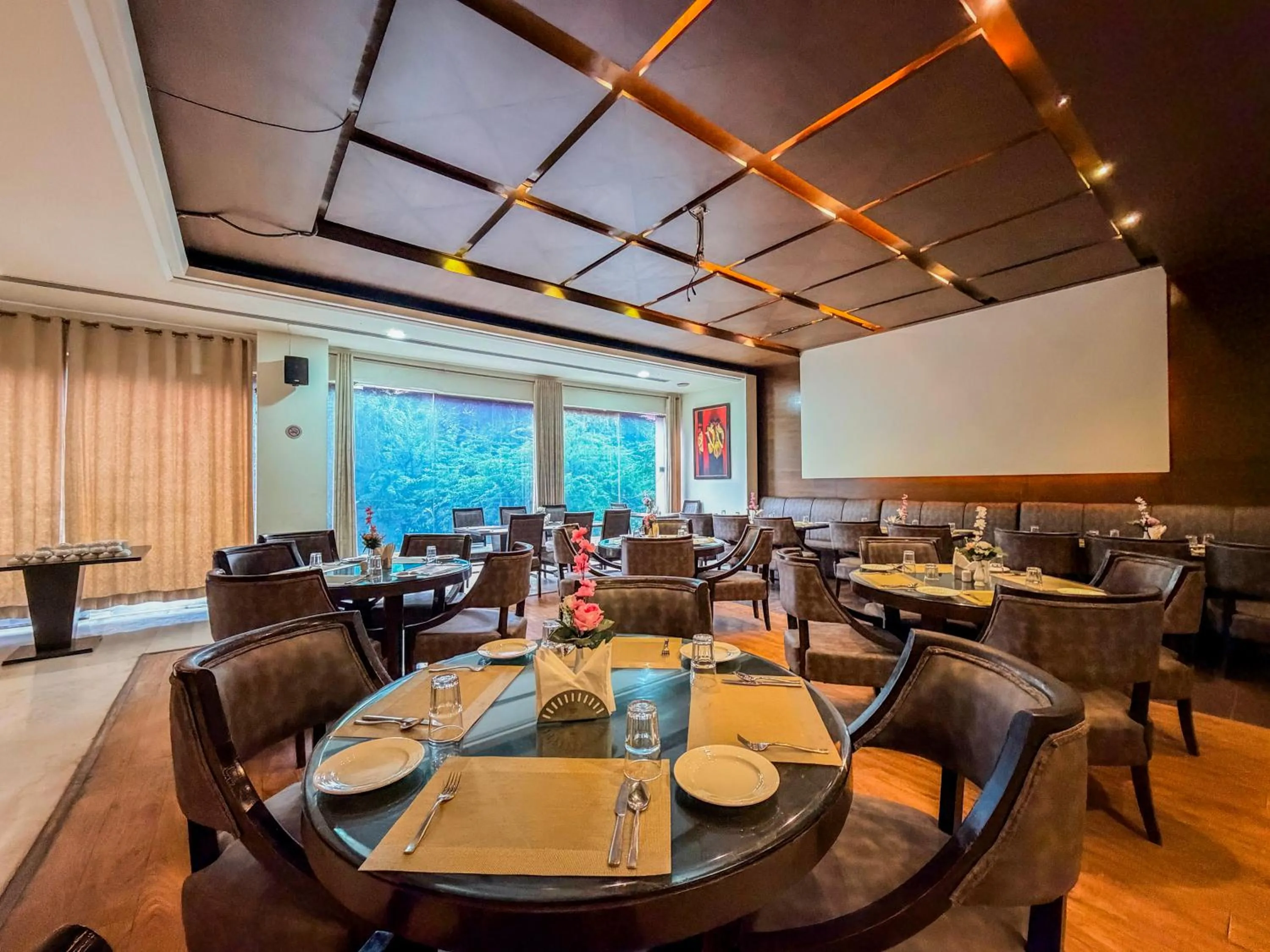 Restaurant/places to eat in Spree Hotel Meerut