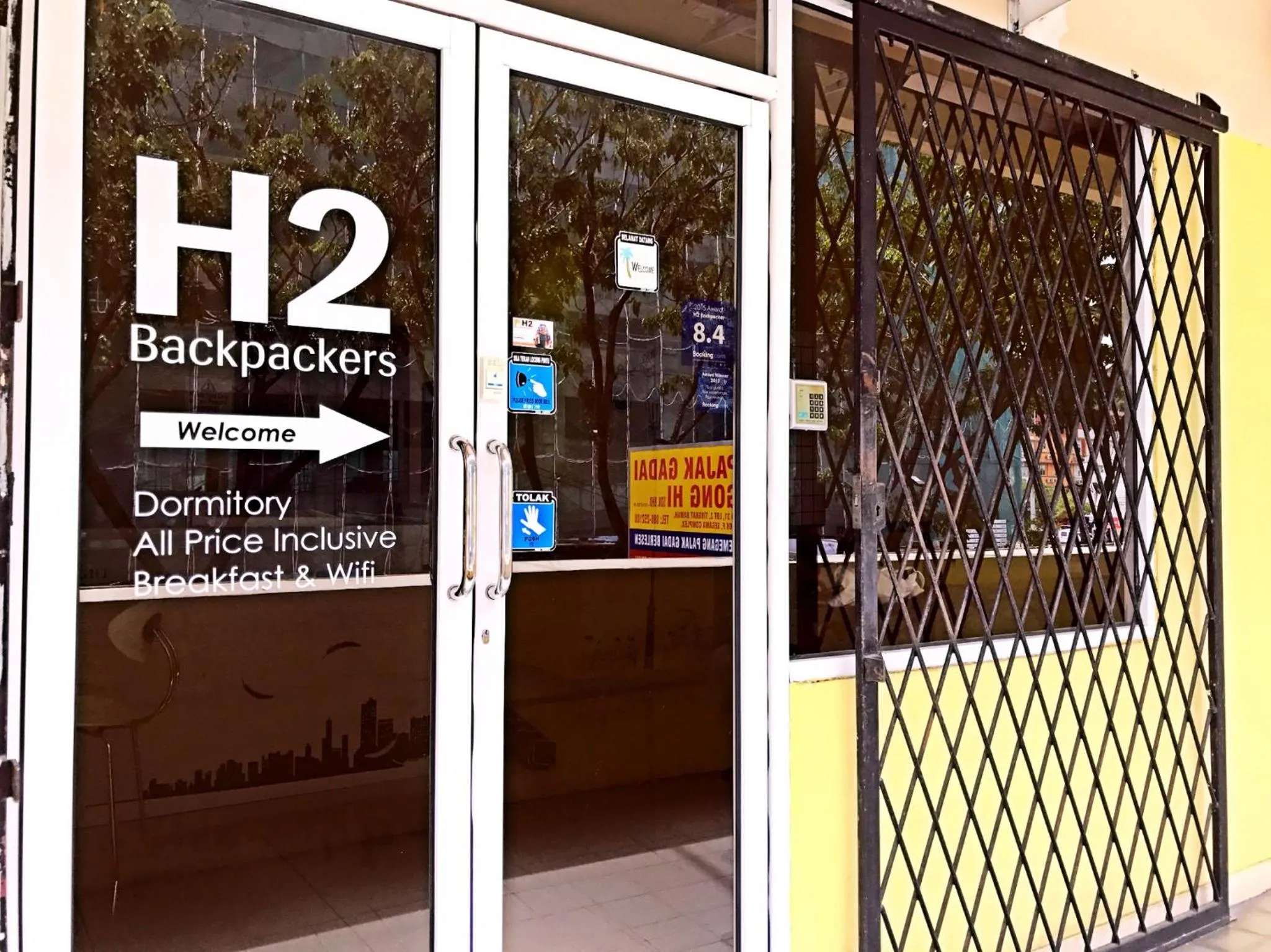 Facade/entrance in H2 Segama Backpacker
