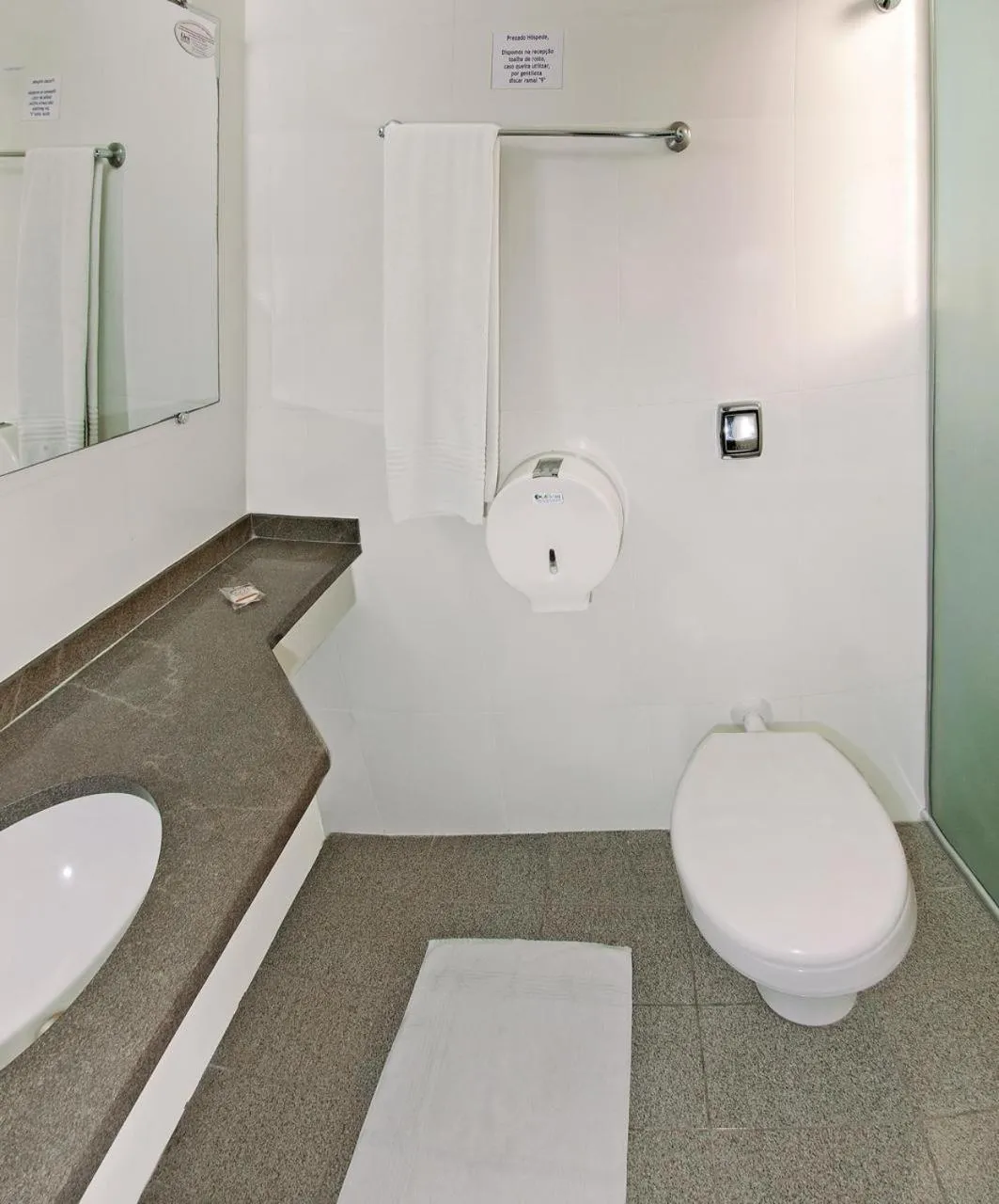 Shower in Lira Hotel