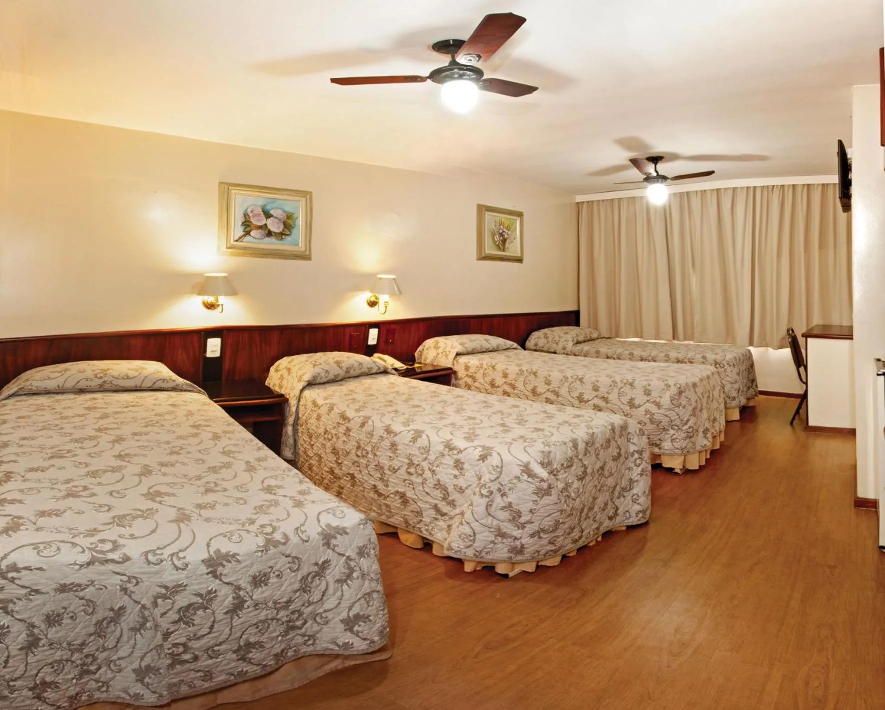 Economy Quadruple Room in Lira Hotel