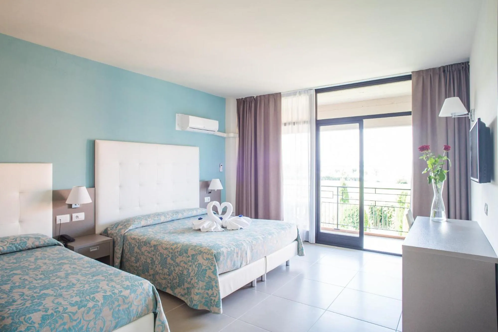 Bed in Hotel Holiday