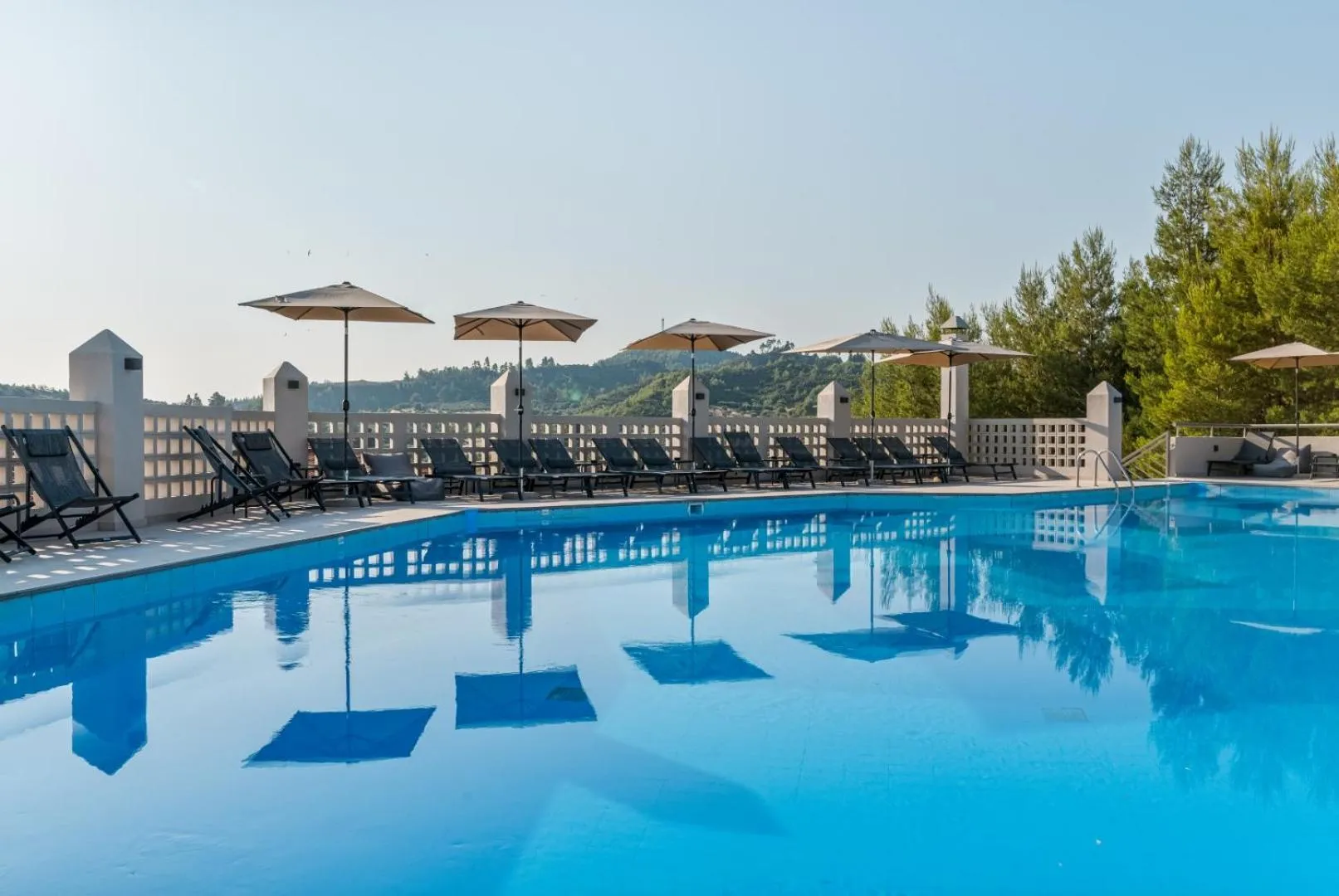 Swimming pool in Arya Hotel