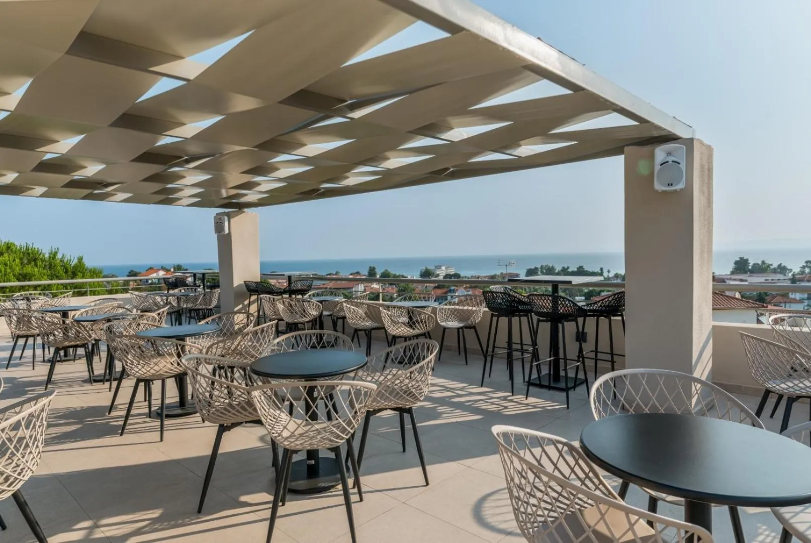 Restaurant/places to eat in Arya Hotel