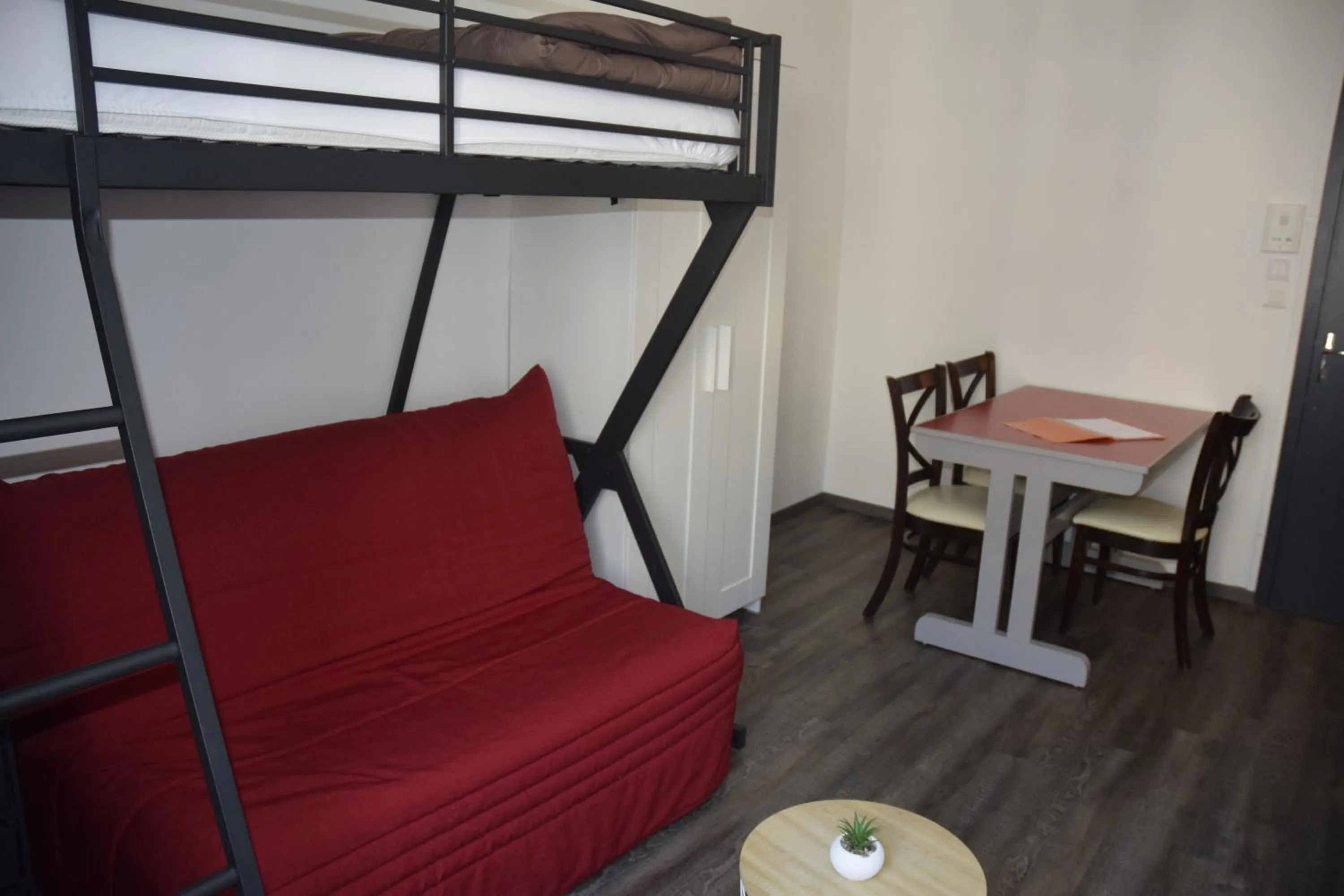 Living room, Bed in Appart-alma