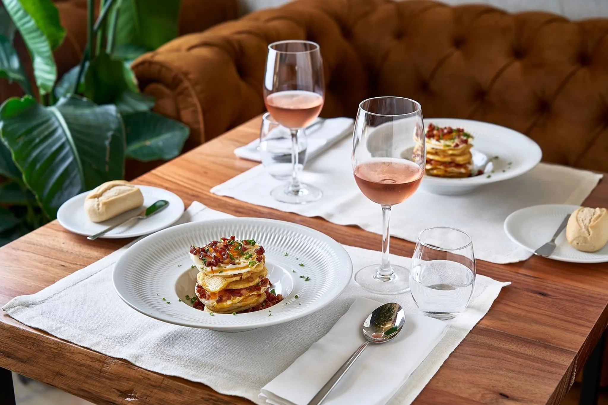 Restaurant/places to eat in The Log Porto Hotel by Piamonte Hotels