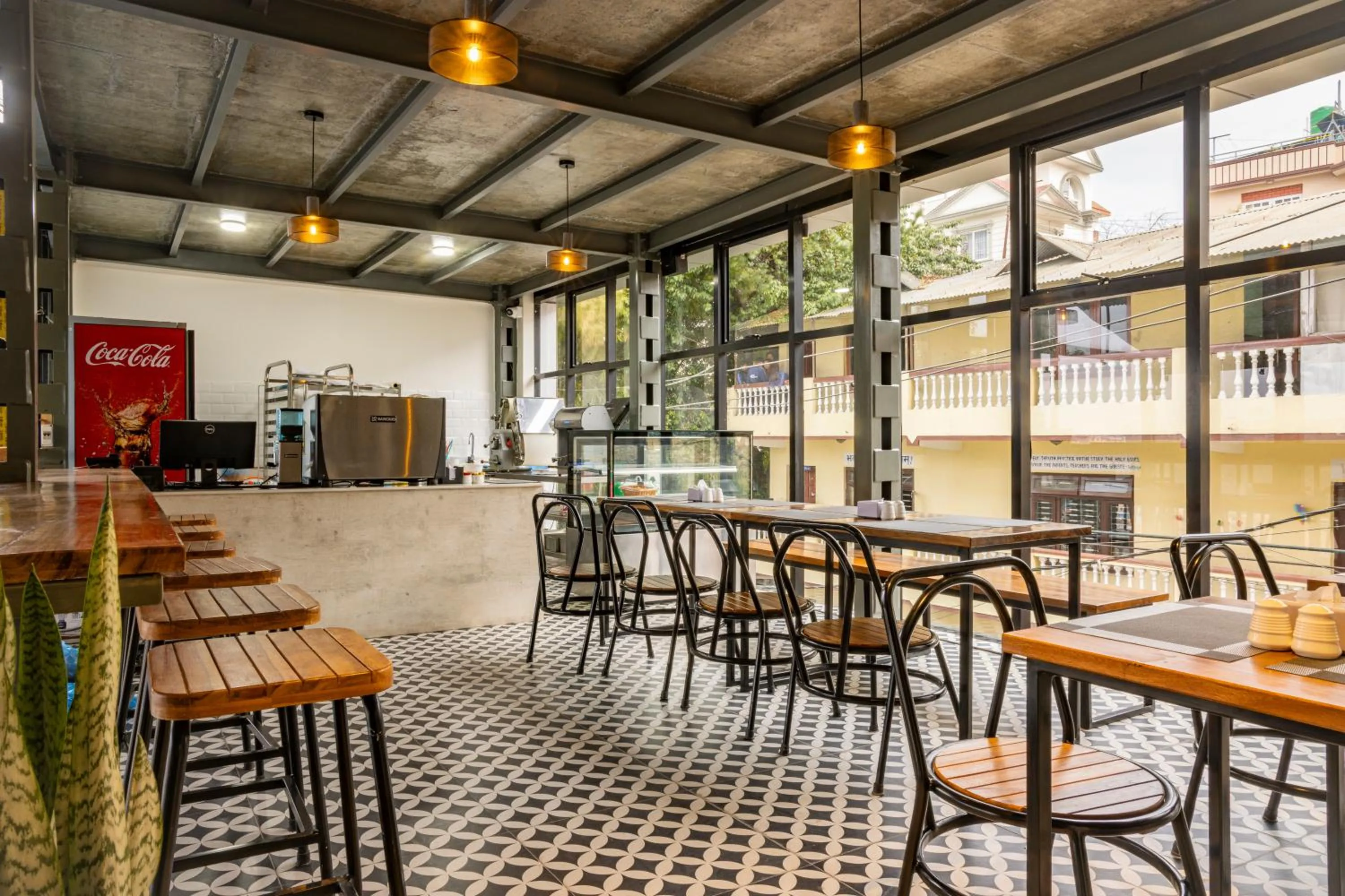 Restaurant/places to eat in Mhendo Hotel & Studio Suites
