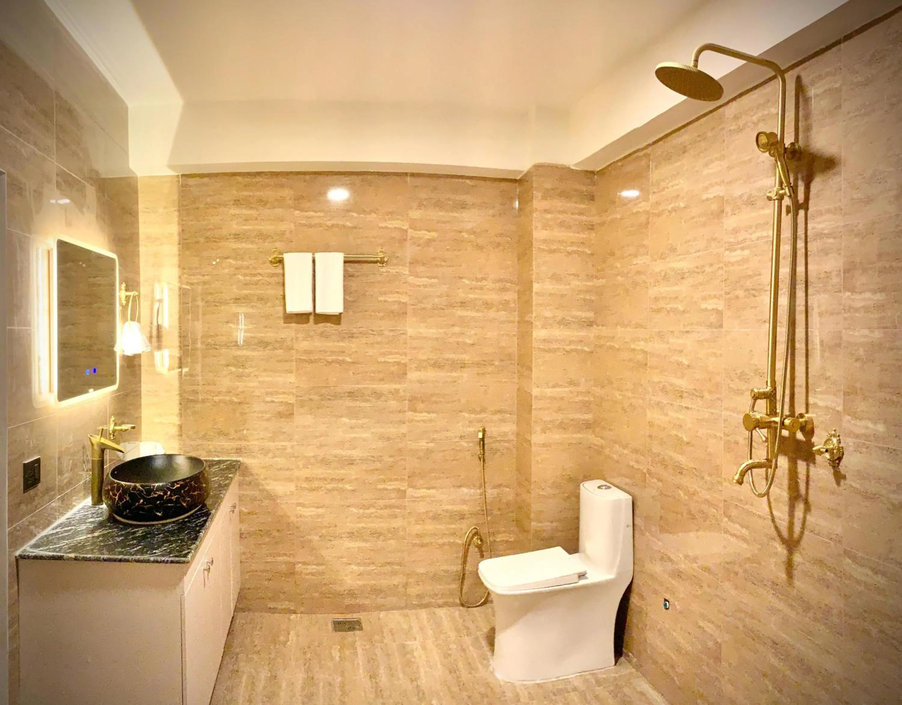 Shower in Mhendo Hotel & Studio Suites