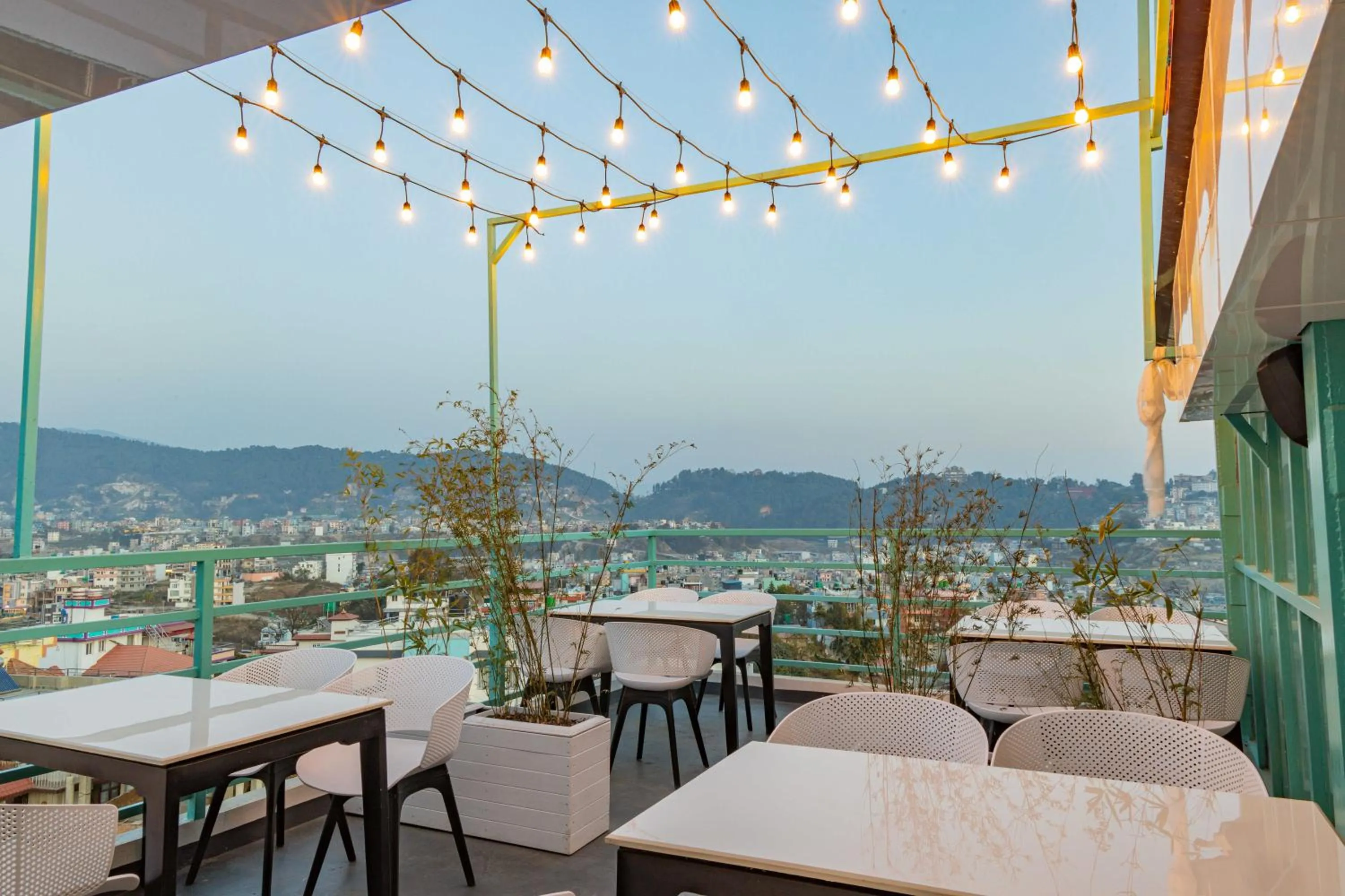 Restaurant/places to eat in Mhendo Hotel & Studio Suites
