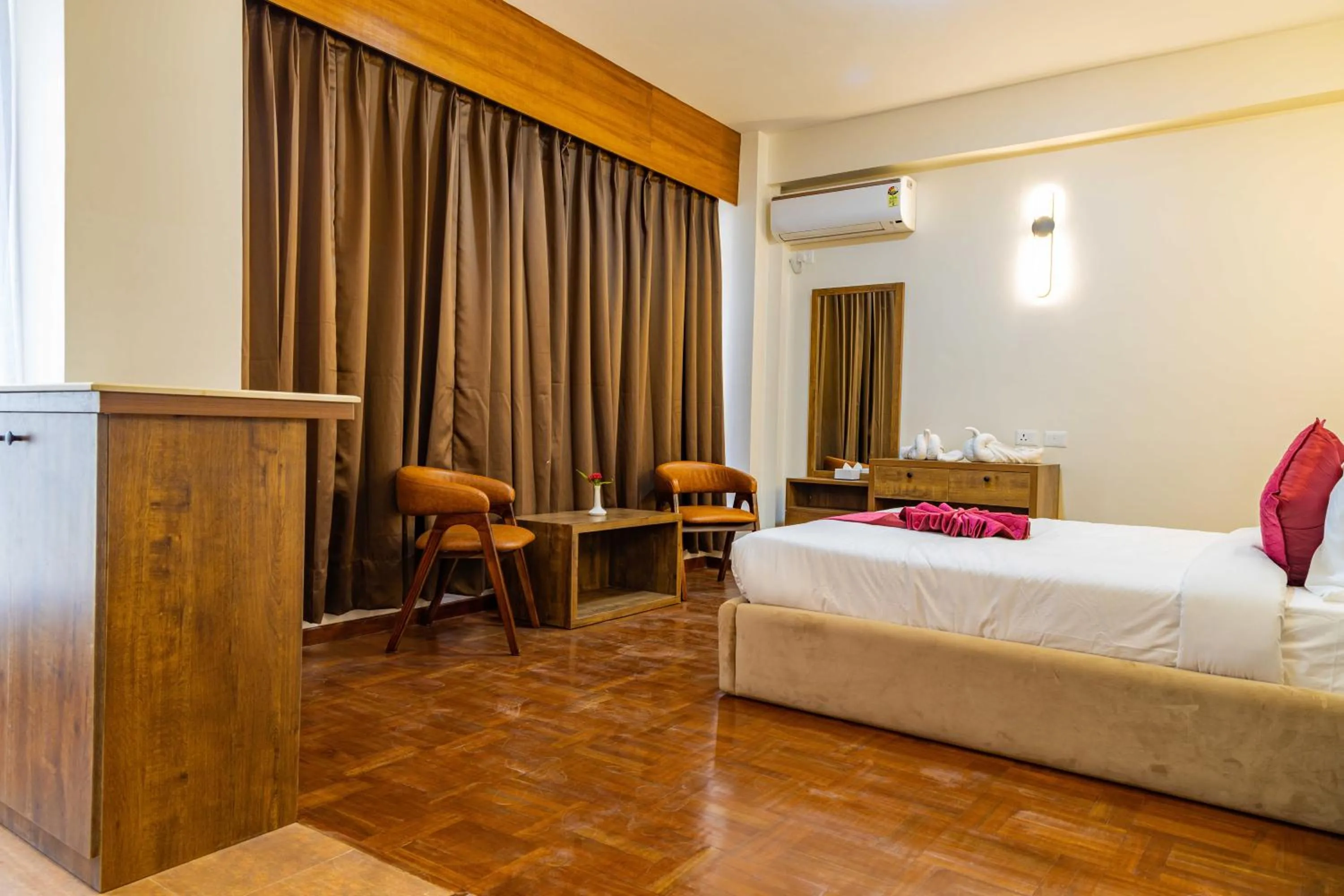 Photo of the whole room, Bed in Mhendo Hotel & Studio Suites