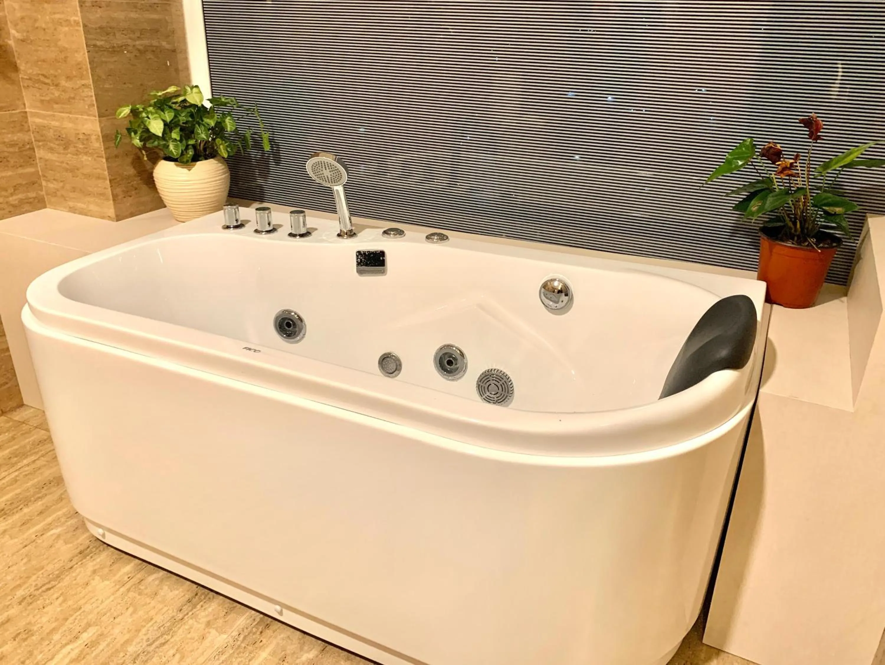 Hot Tub in Mhendo Hotel & Studio Suites