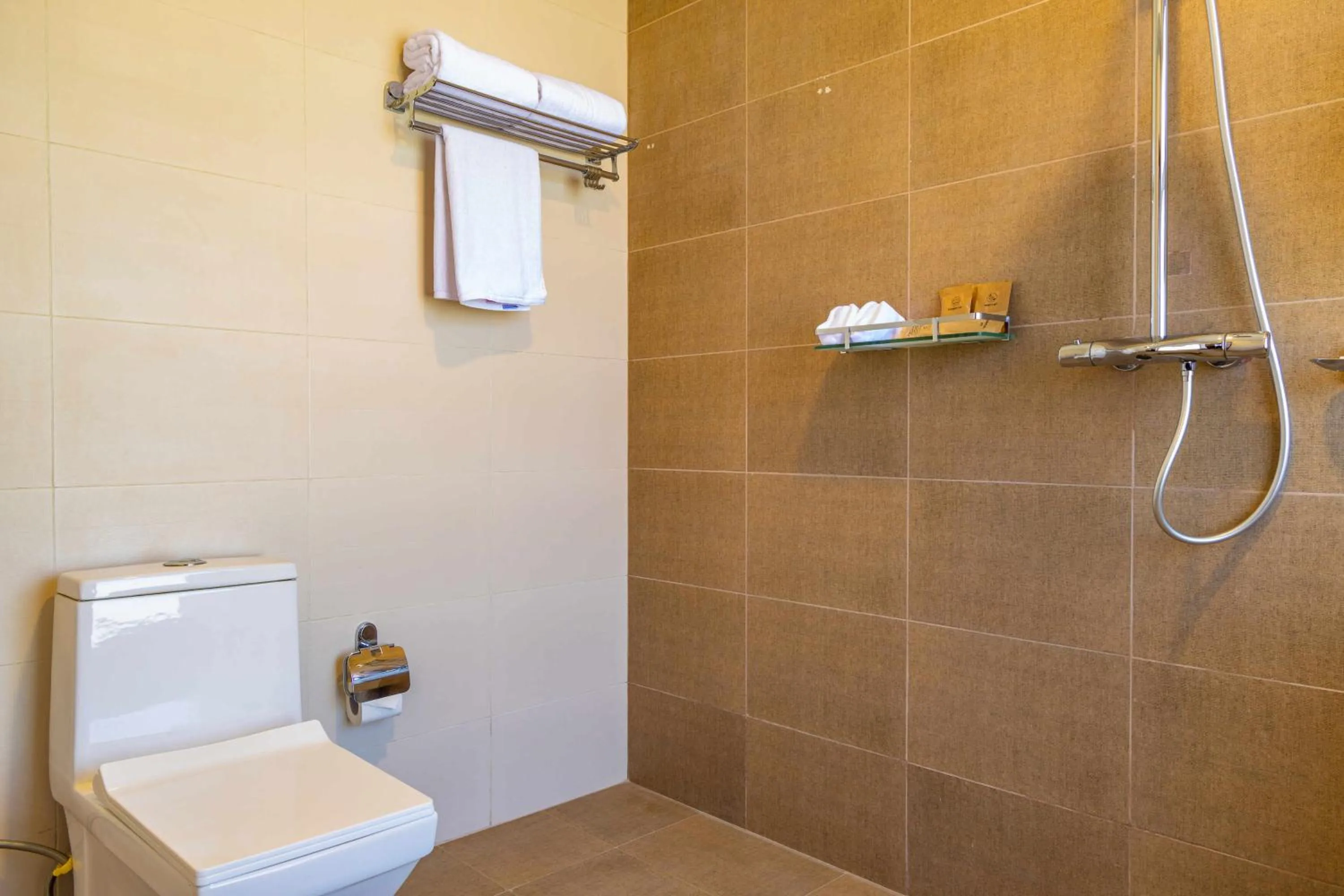 Shower in Mhendo Hotel & Studio Suites