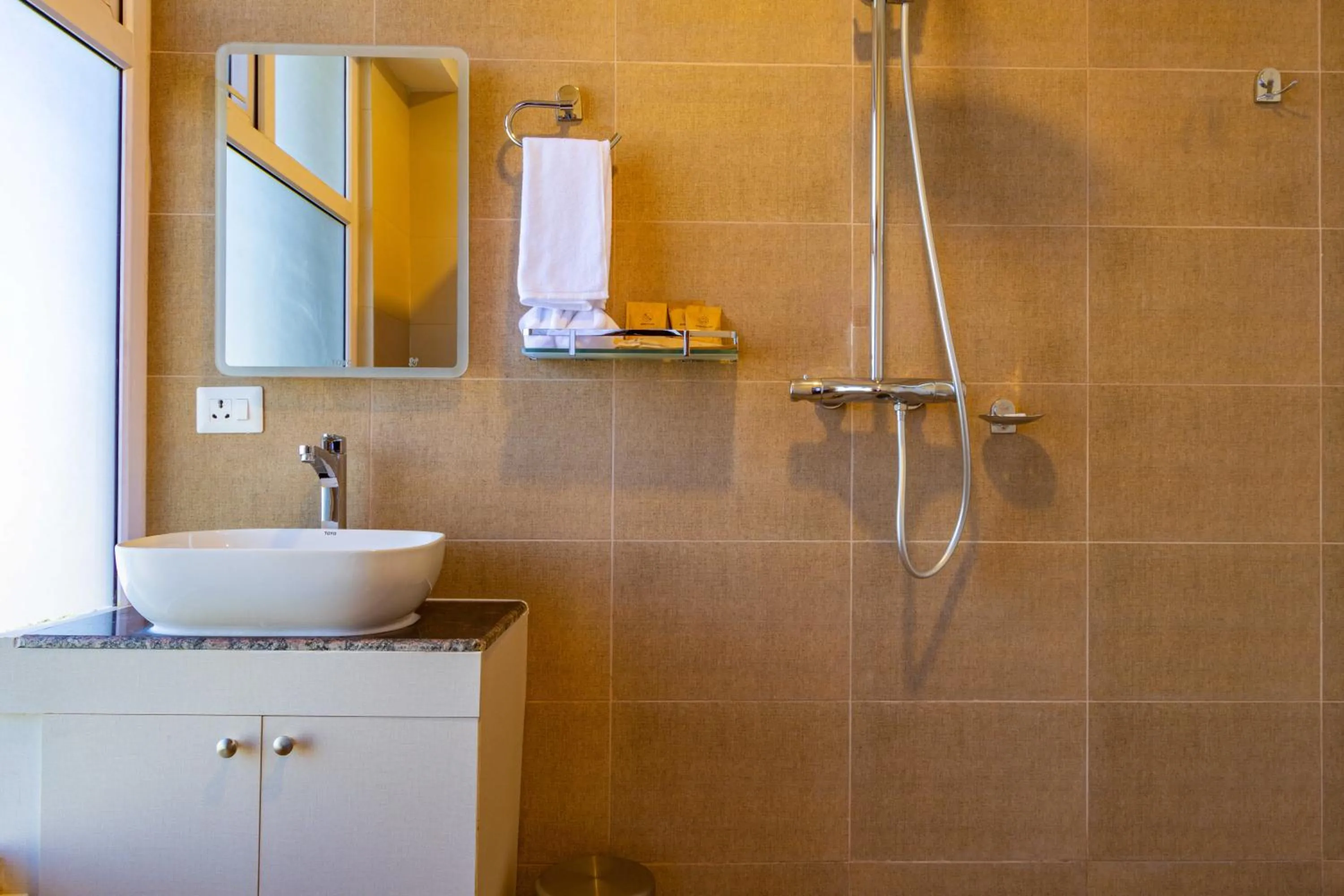 Shower in Mhendo Hotel & Studio Suites