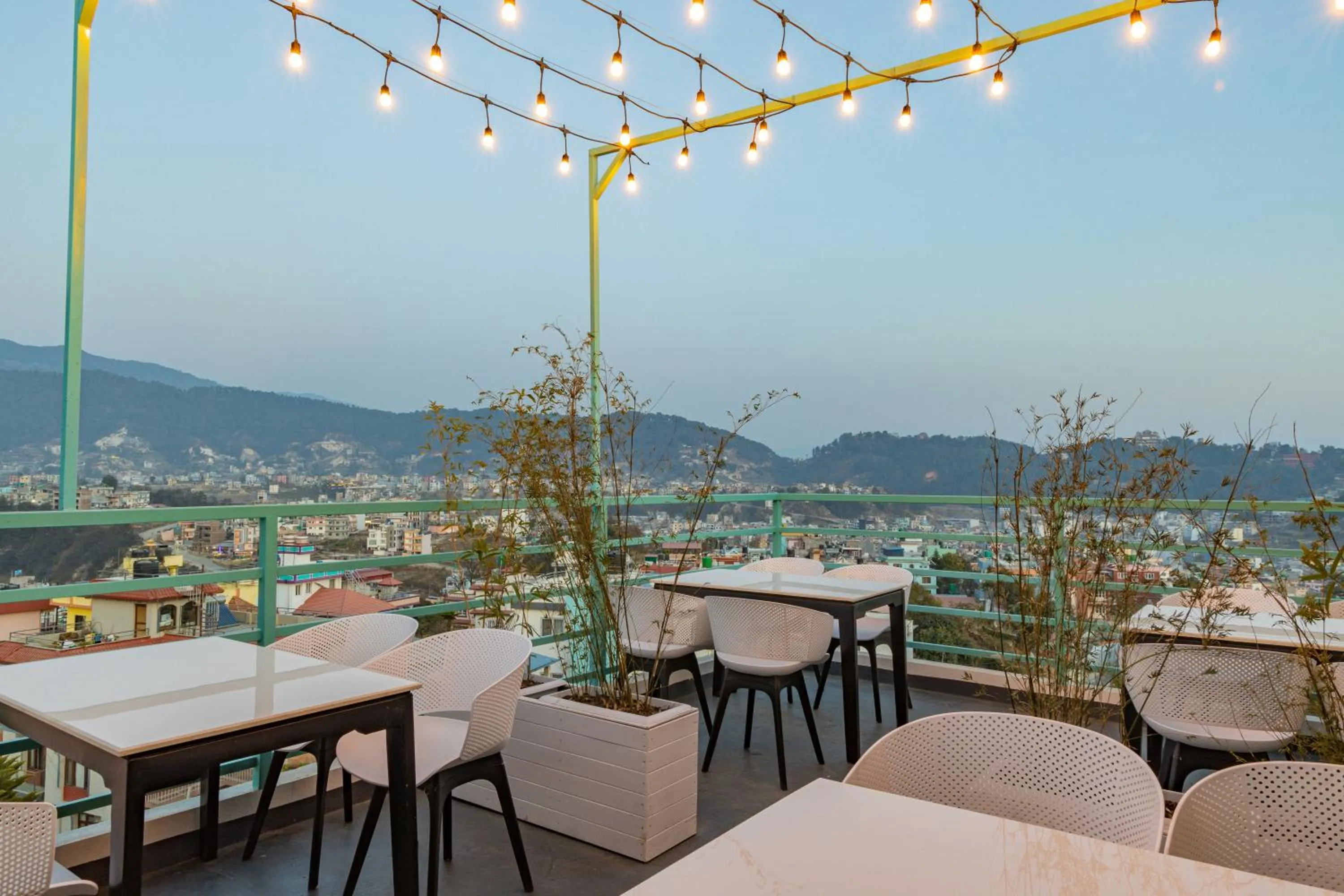 Restaurant/places to eat in Mhendo Hotel & Studio Suites