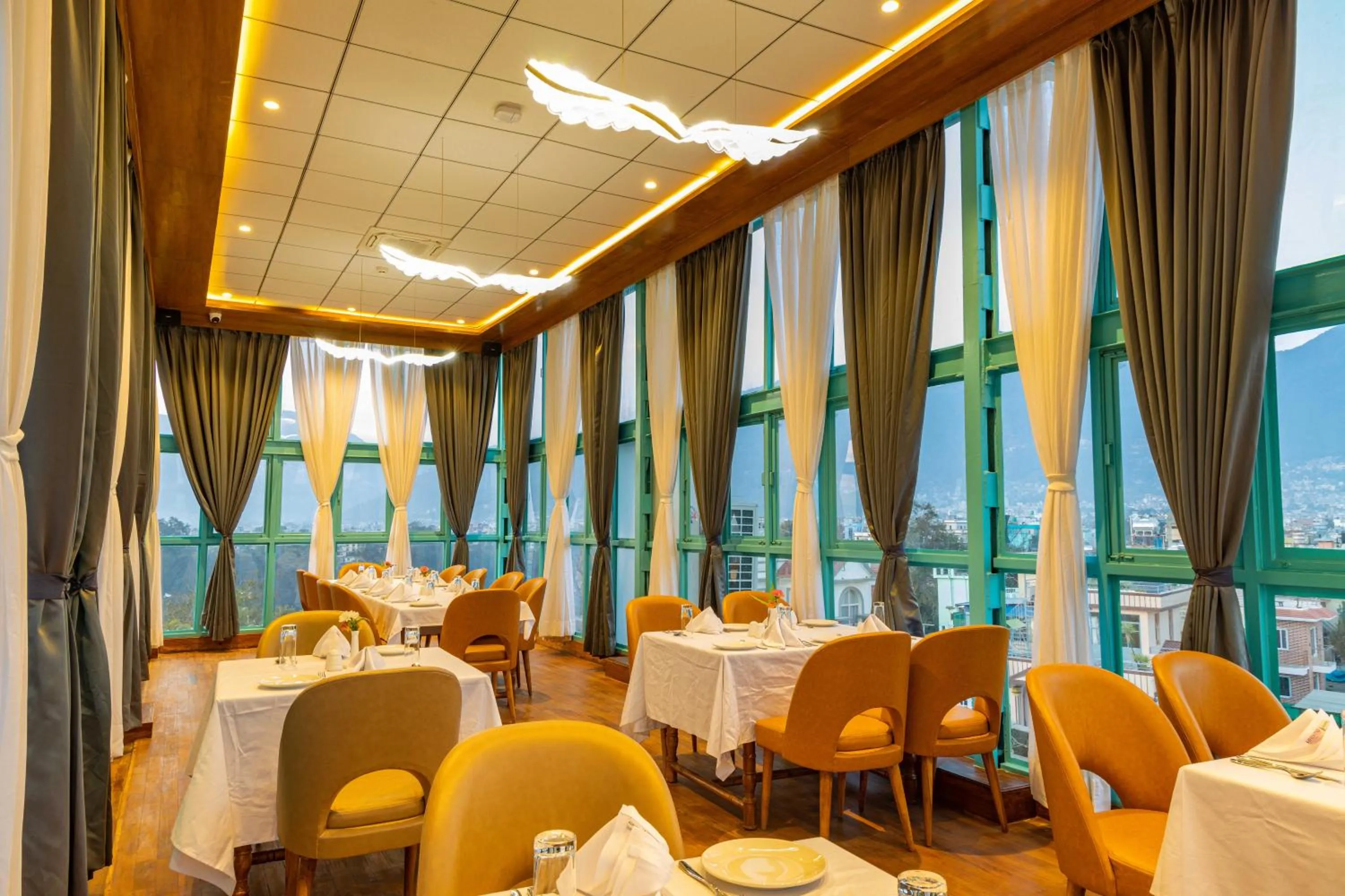 Restaurant/places to eat in Mhendo Hotel & Studio Suites