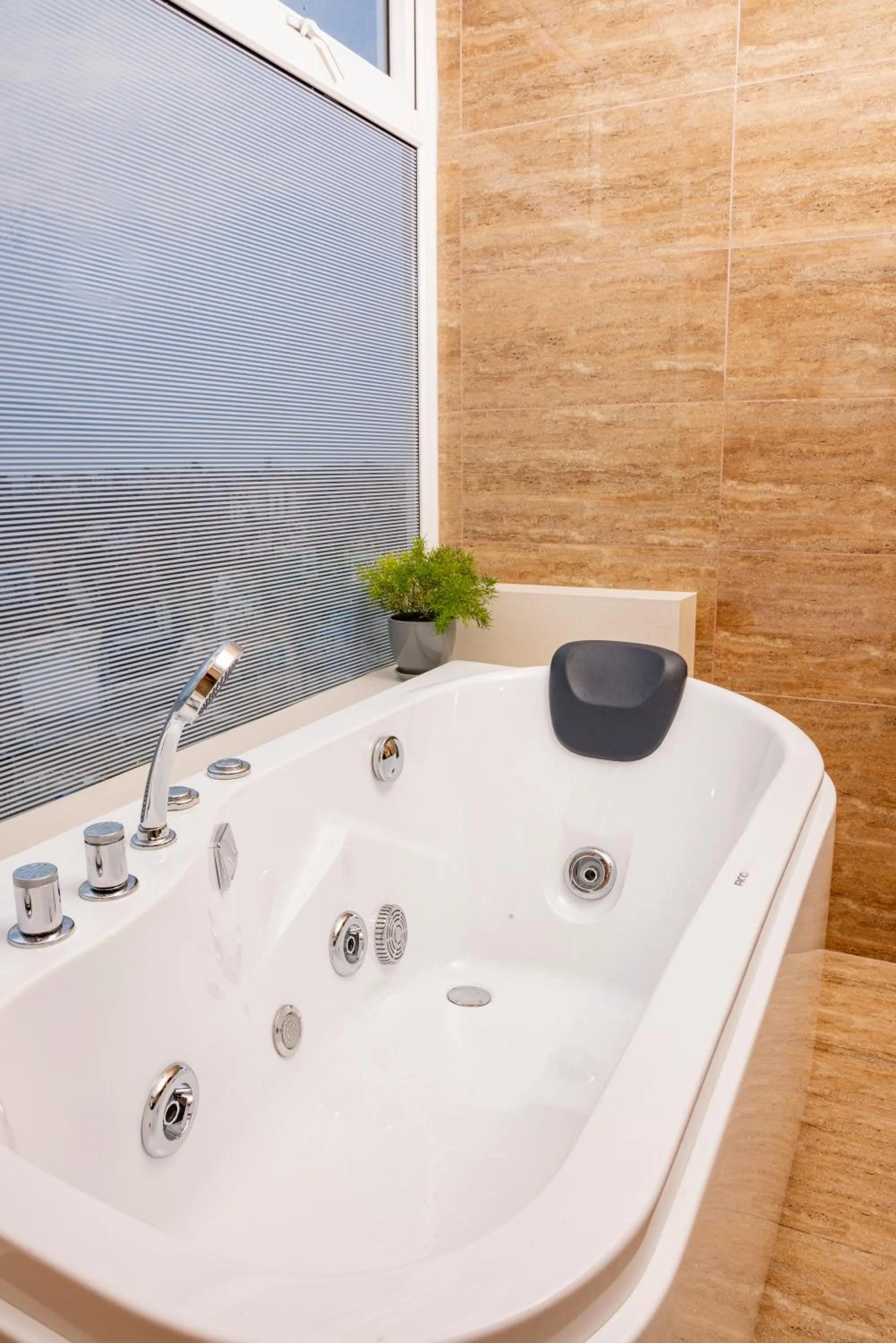 Hot Tub in Mhendo Hotel & Studio Suites