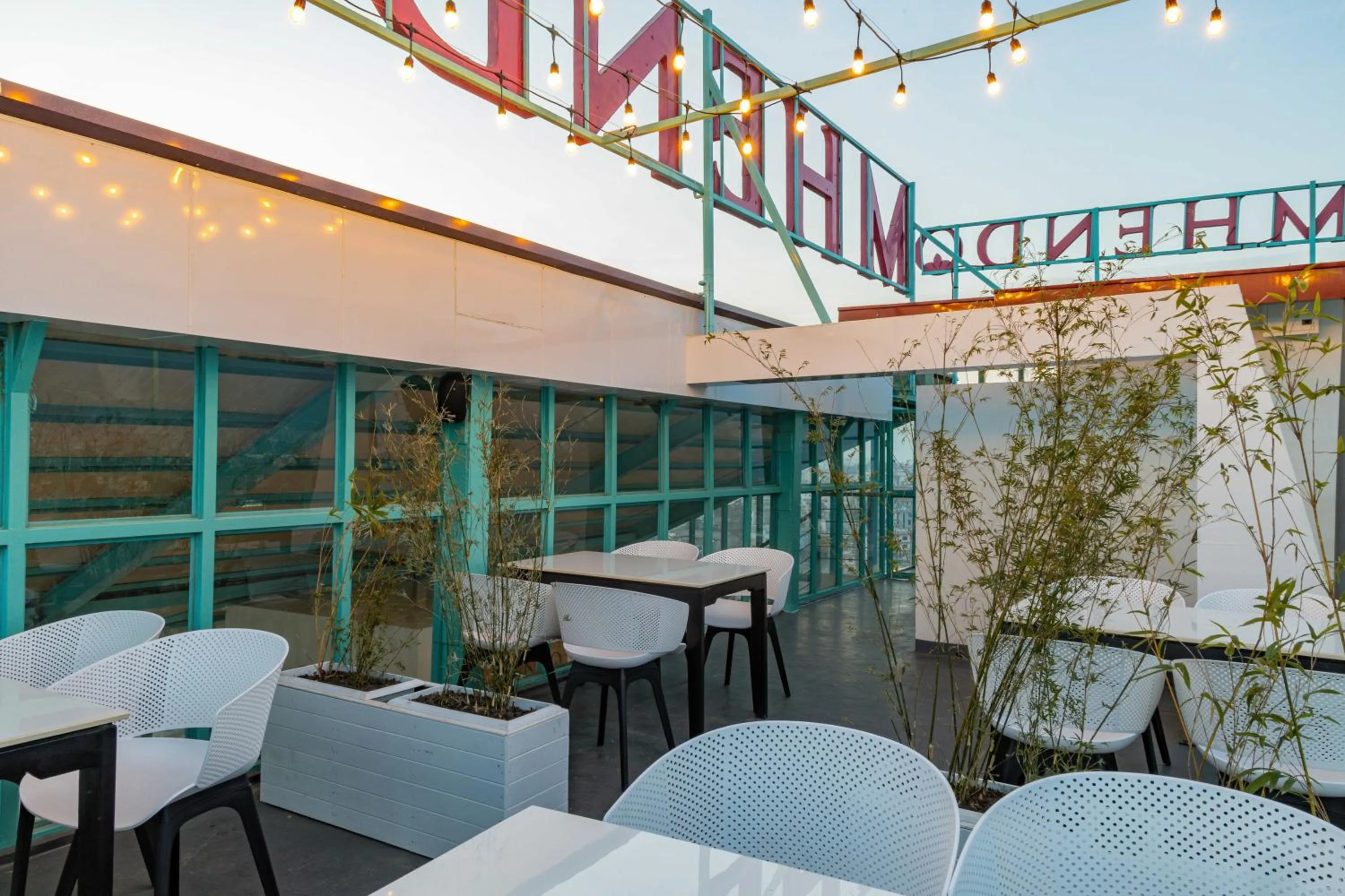 Restaurant/places to eat in Mhendo Hotel & Studio Suites