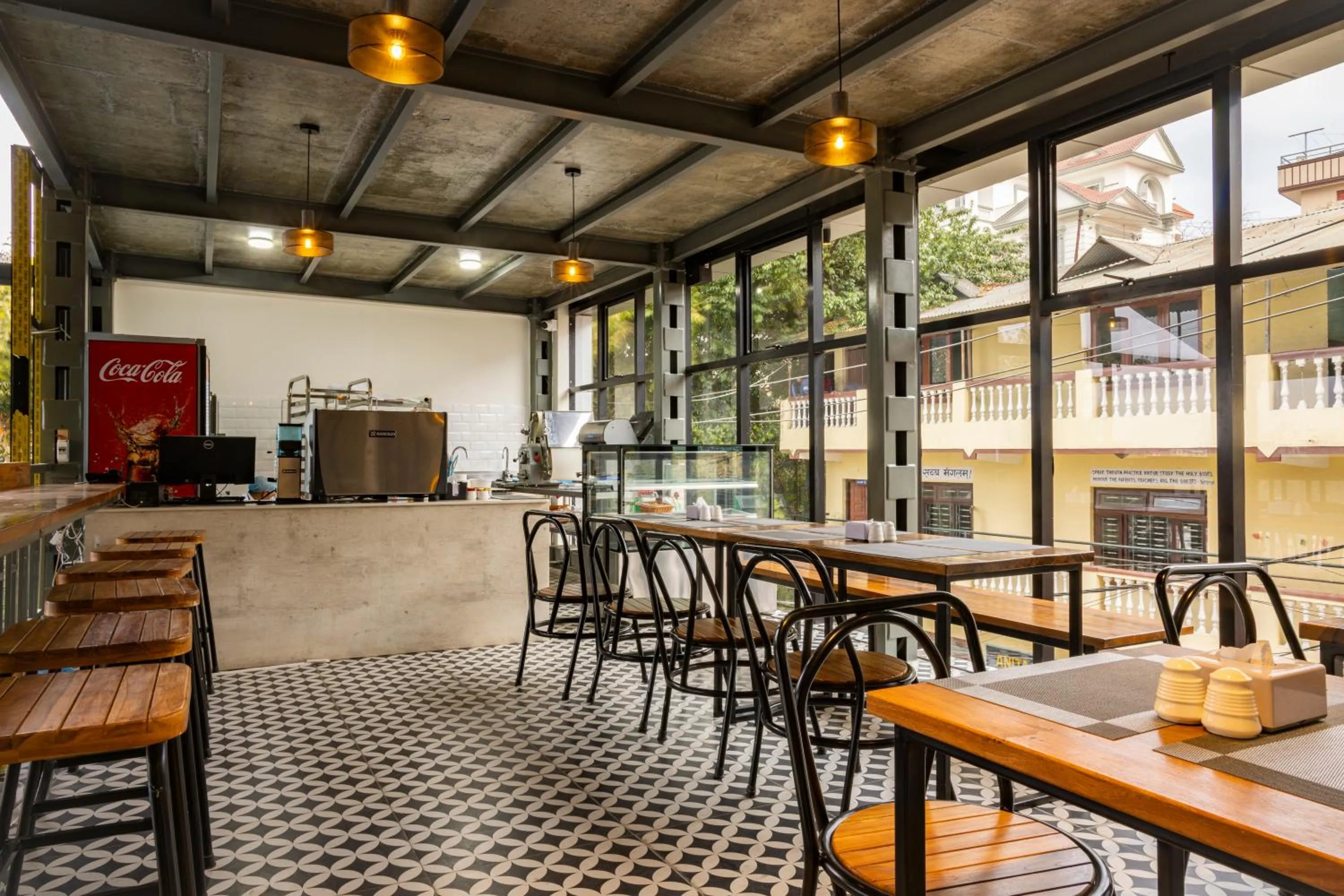 Restaurant/places to eat in Mhendo Hotel & Studio Suites