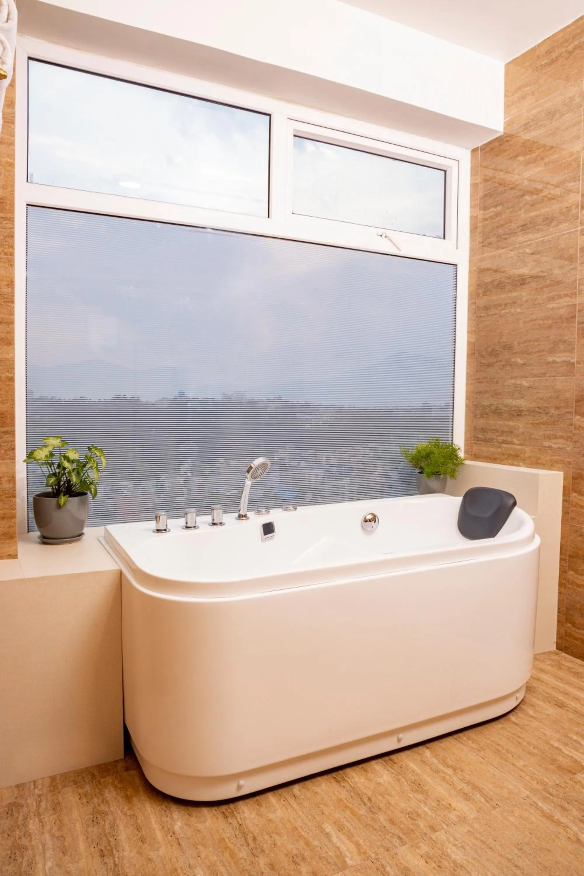 Hot Tub in Mhendo Hotel & Studio Suites
