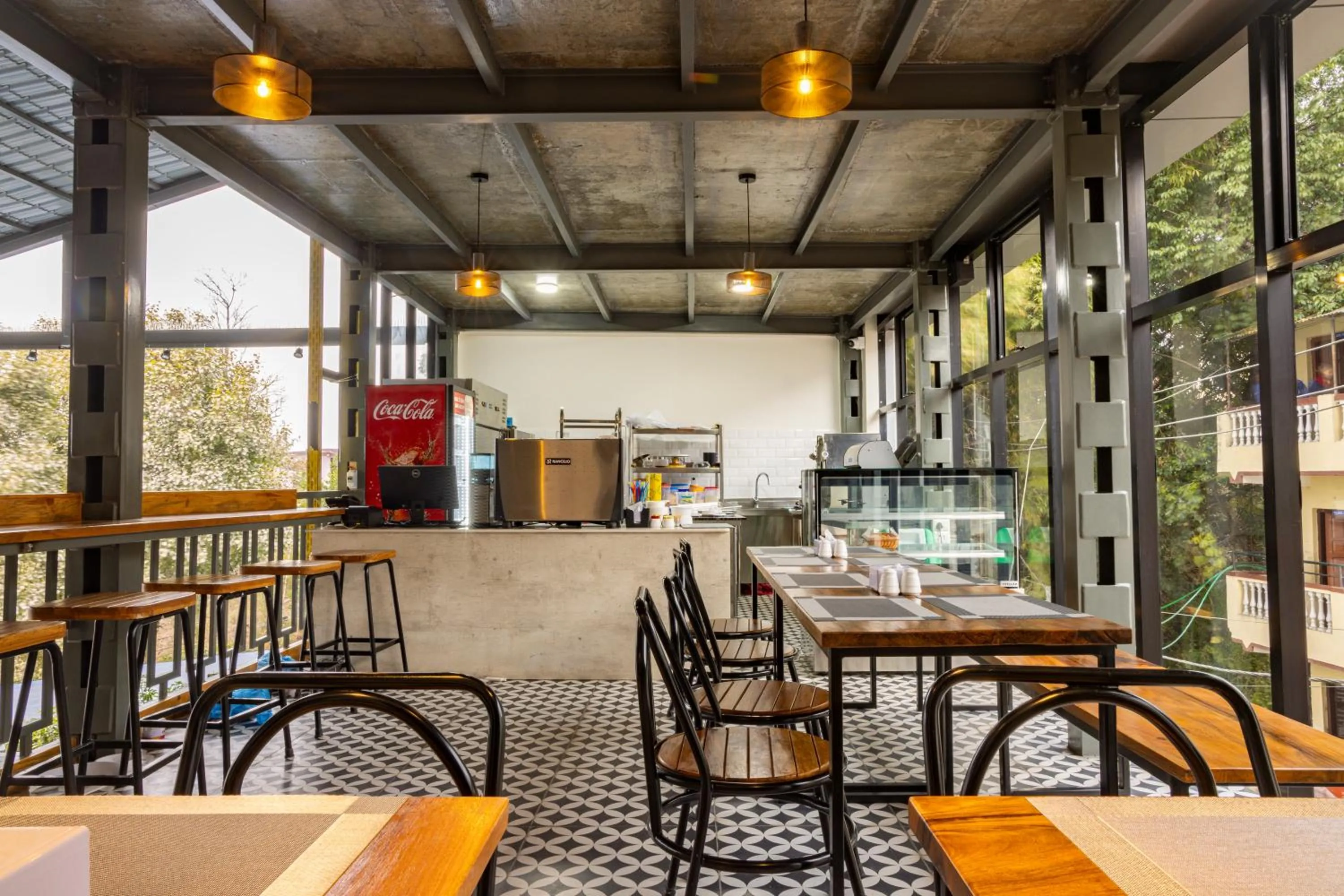Restaurant/places to eat in Mhendo Hotel & Studio Suites