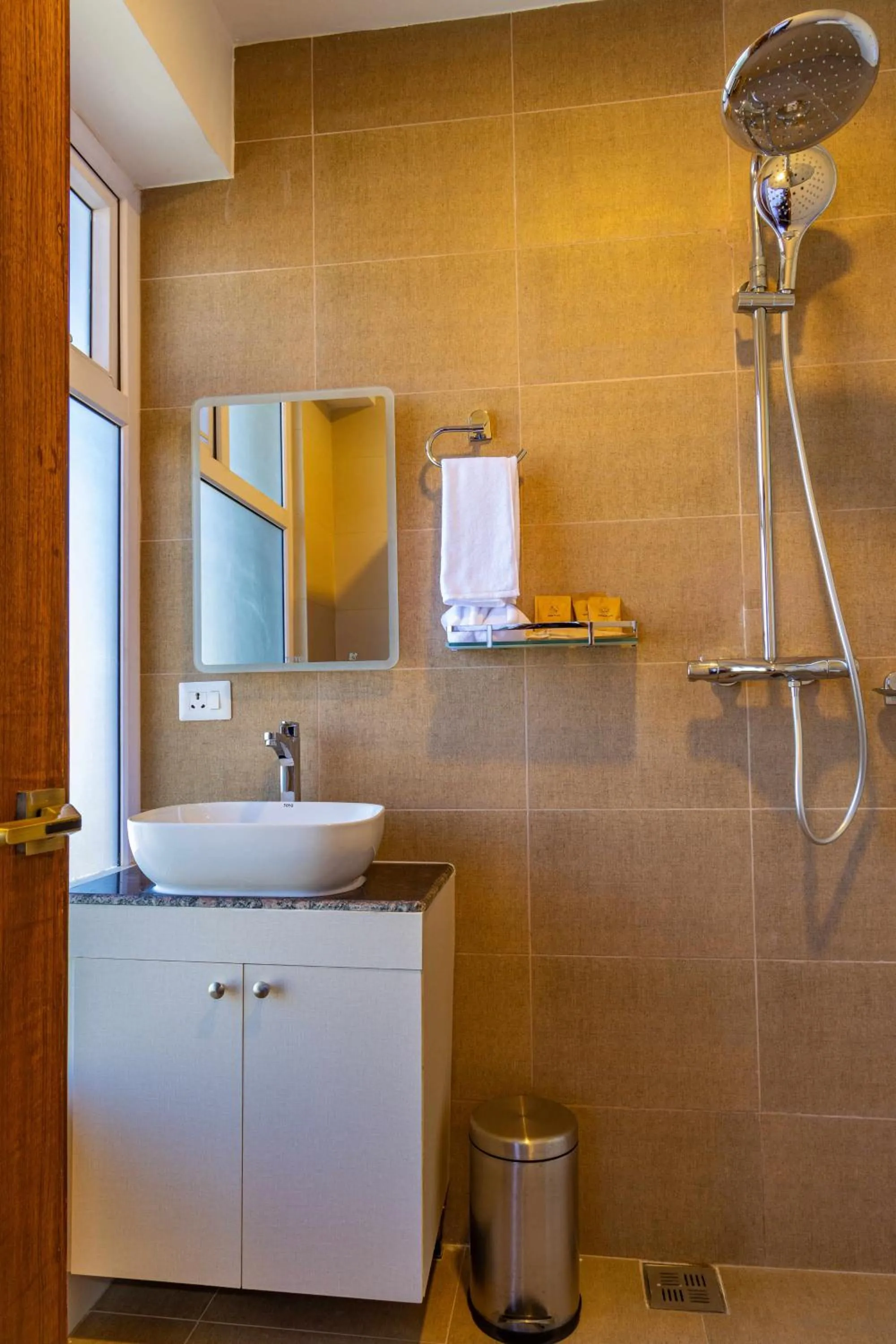 Shower in Mhendo Hotel & Studio Suites