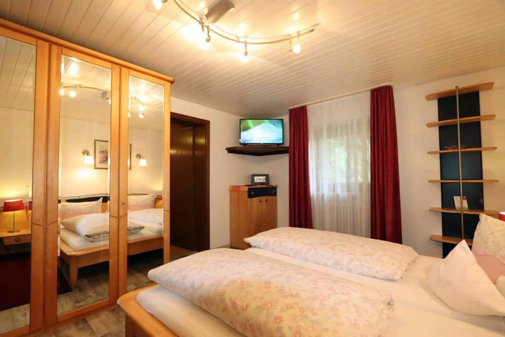 Property building, Bed in Gasthaus Zur Linde Ferienwohnungen